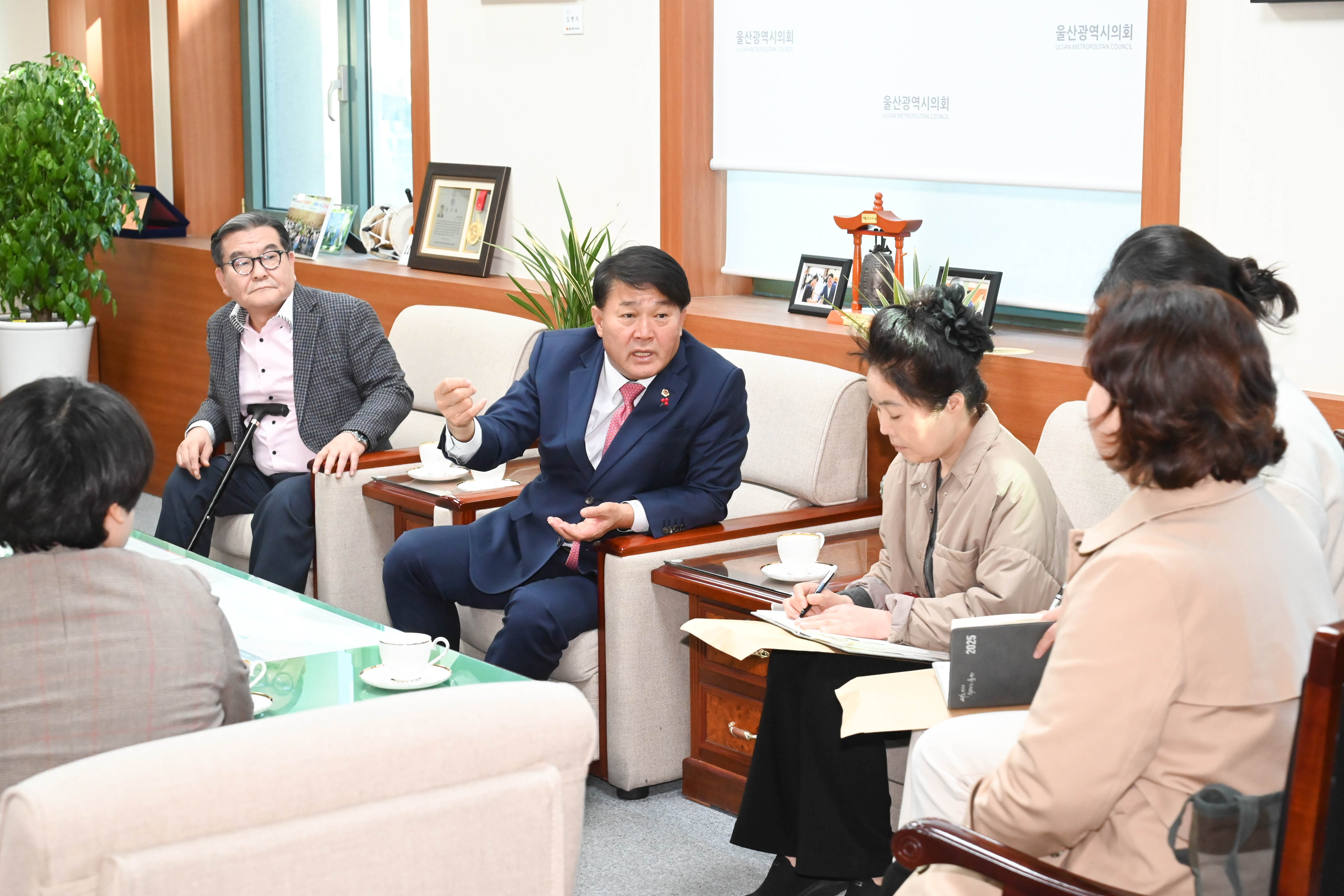 이성룡 의장, 울산광역시터링협회 임원진들과 환담3