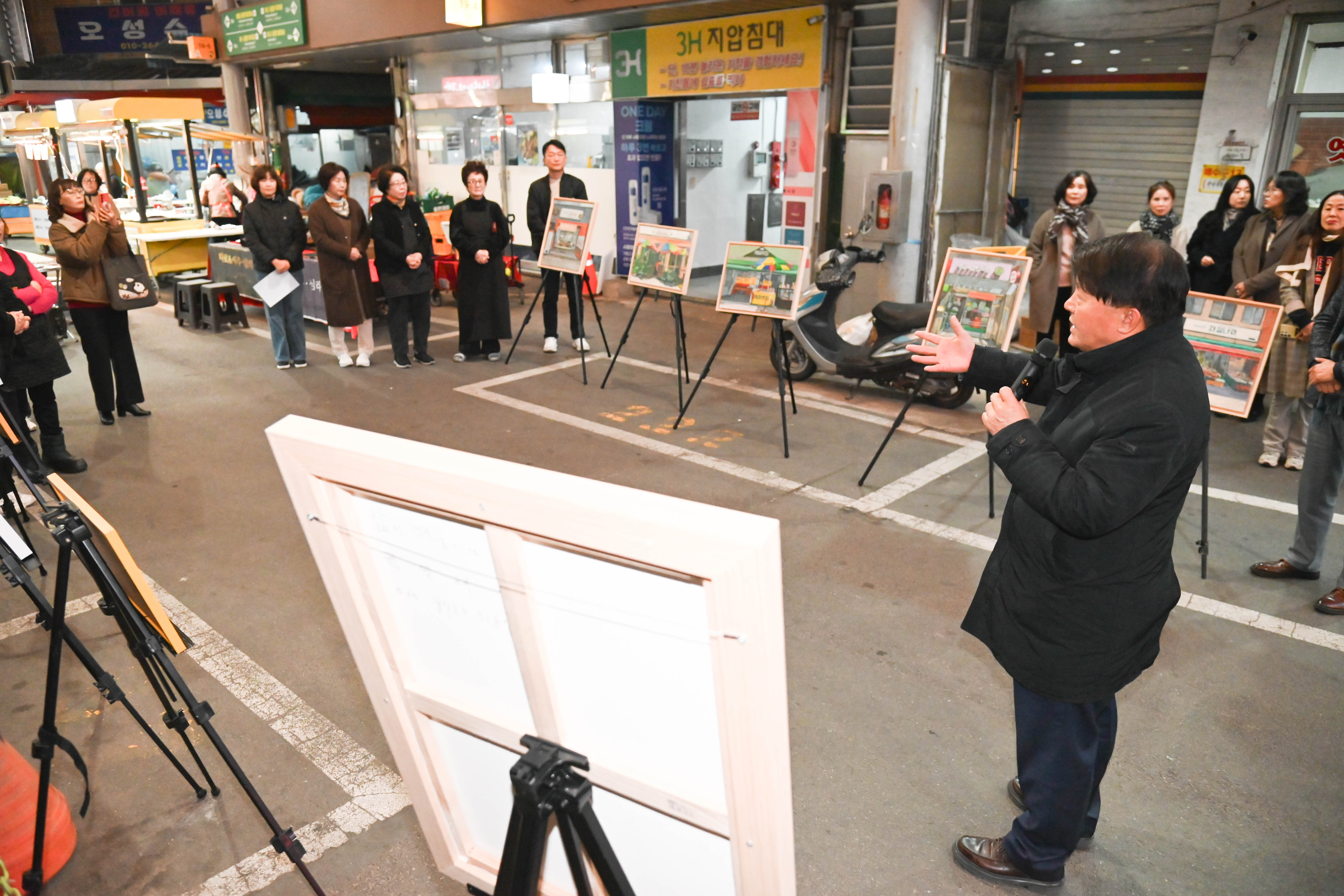 이성룡 의장, 태화시장상인회 태화동 사람들 작품 전달식3