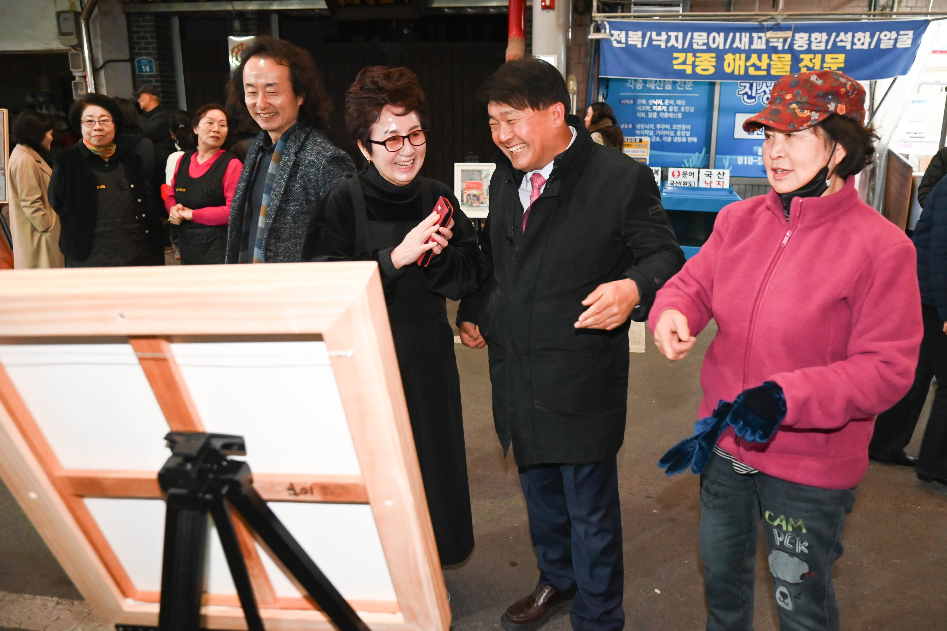 이성룡 의장, 태화시장상인회 태화동 사람들 작품 전달식9