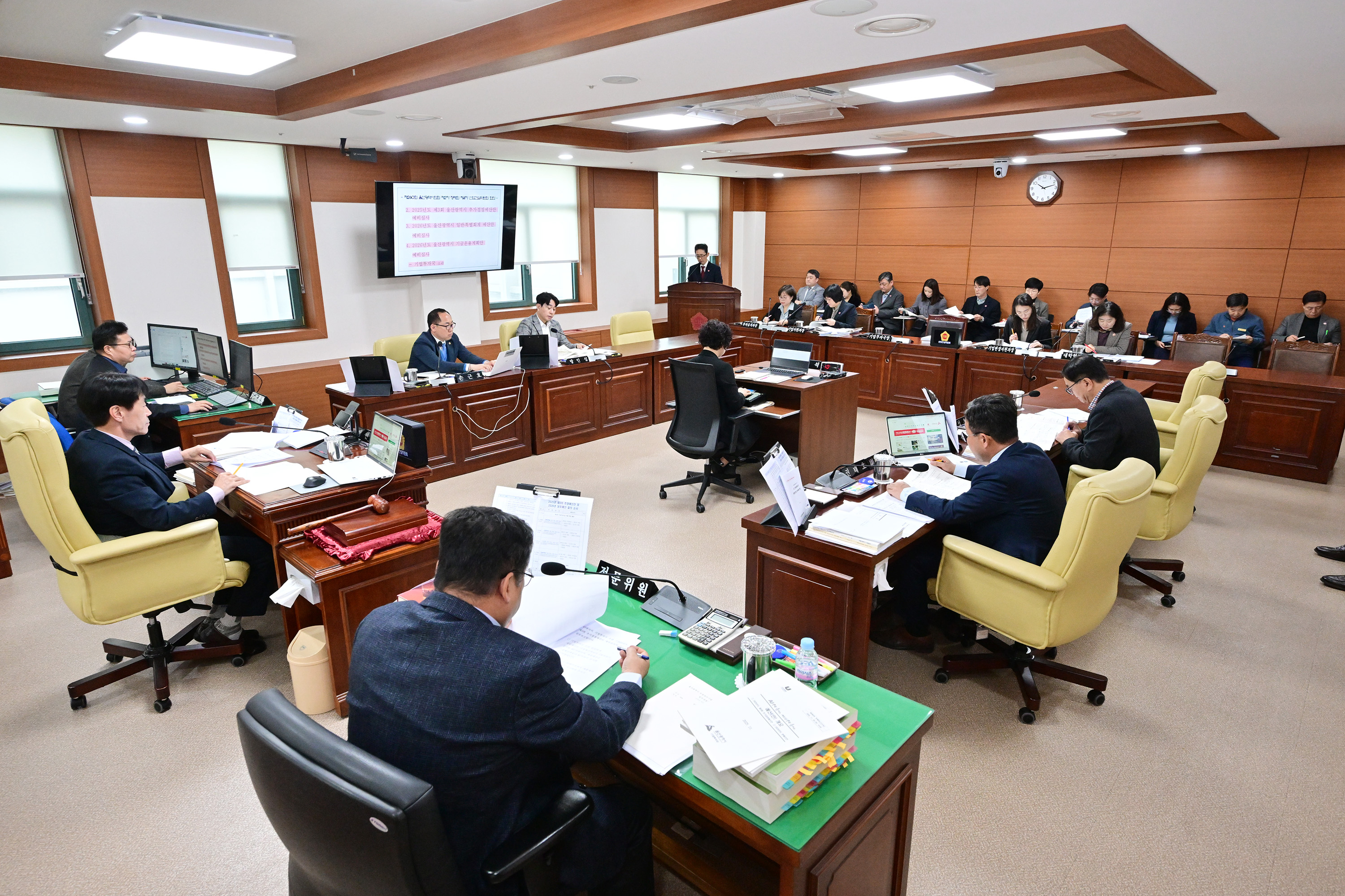 산업건설위원회, 기업투자국 소관 2026년도 본예산안 및 2025년도 제3회 추경예산안 예비심사1