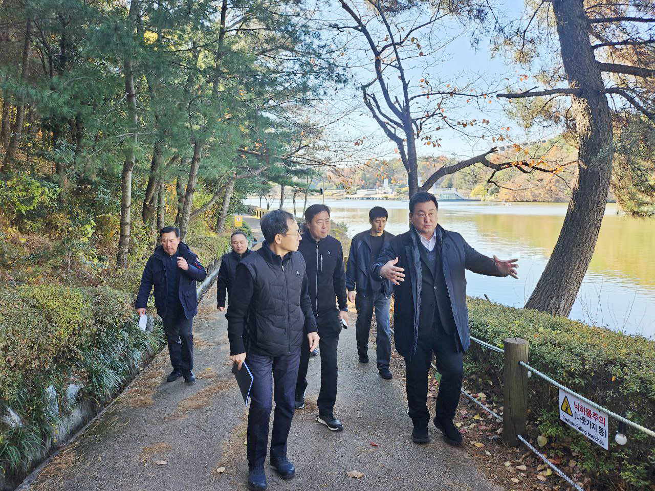 안대룡 교육위원장, 문수호반광장 ‘청춘의 못’ 보행로 야간 안전 점검1