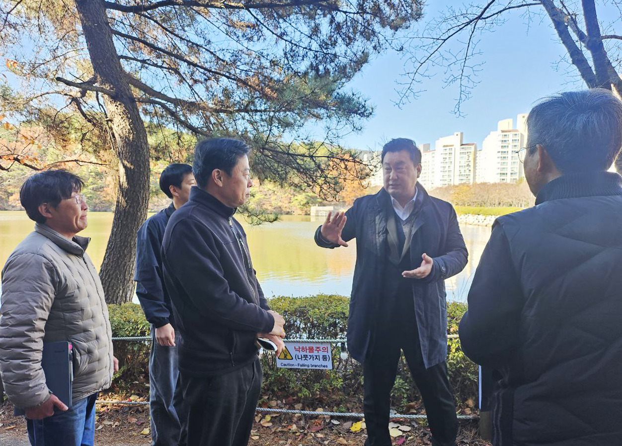 안대룡 교육위원장, 문수호반광장 ‘청춘의 못’ 보행로 야간 안전 점검2