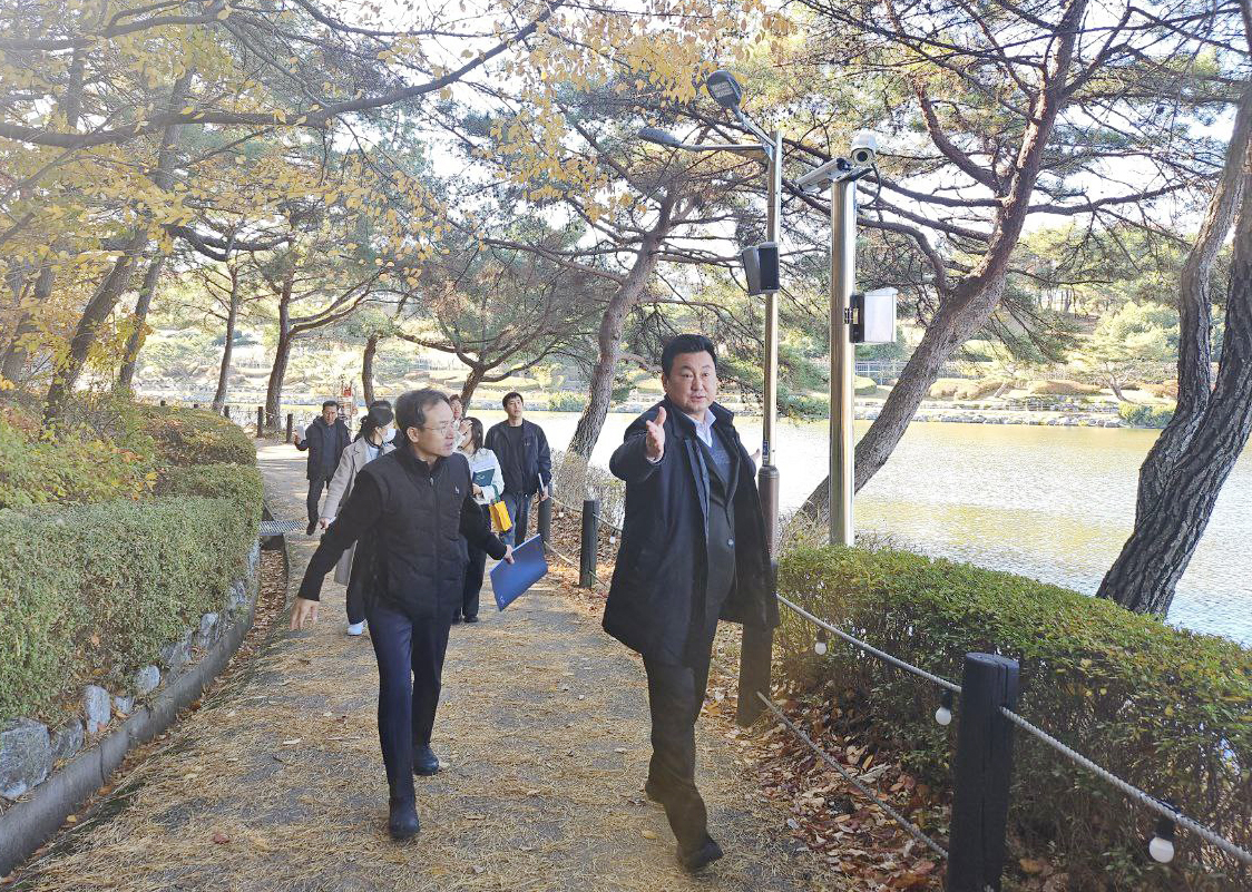 안대룡 교육위원장, 문수호반광장 ‘청춘의 못’ 보행로 야간 안전 점검4