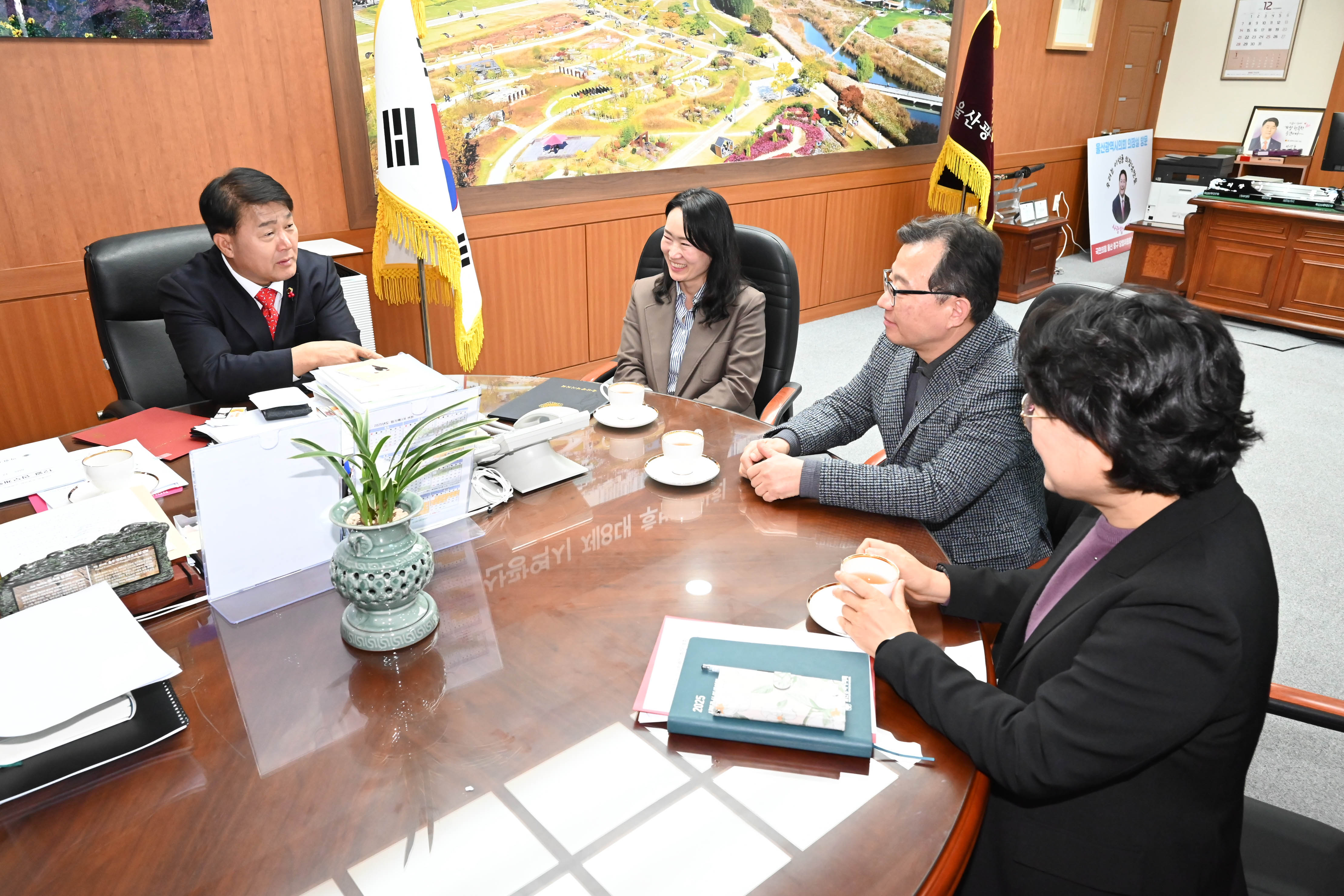 이성룡 의장, 인사발령자와 환담2