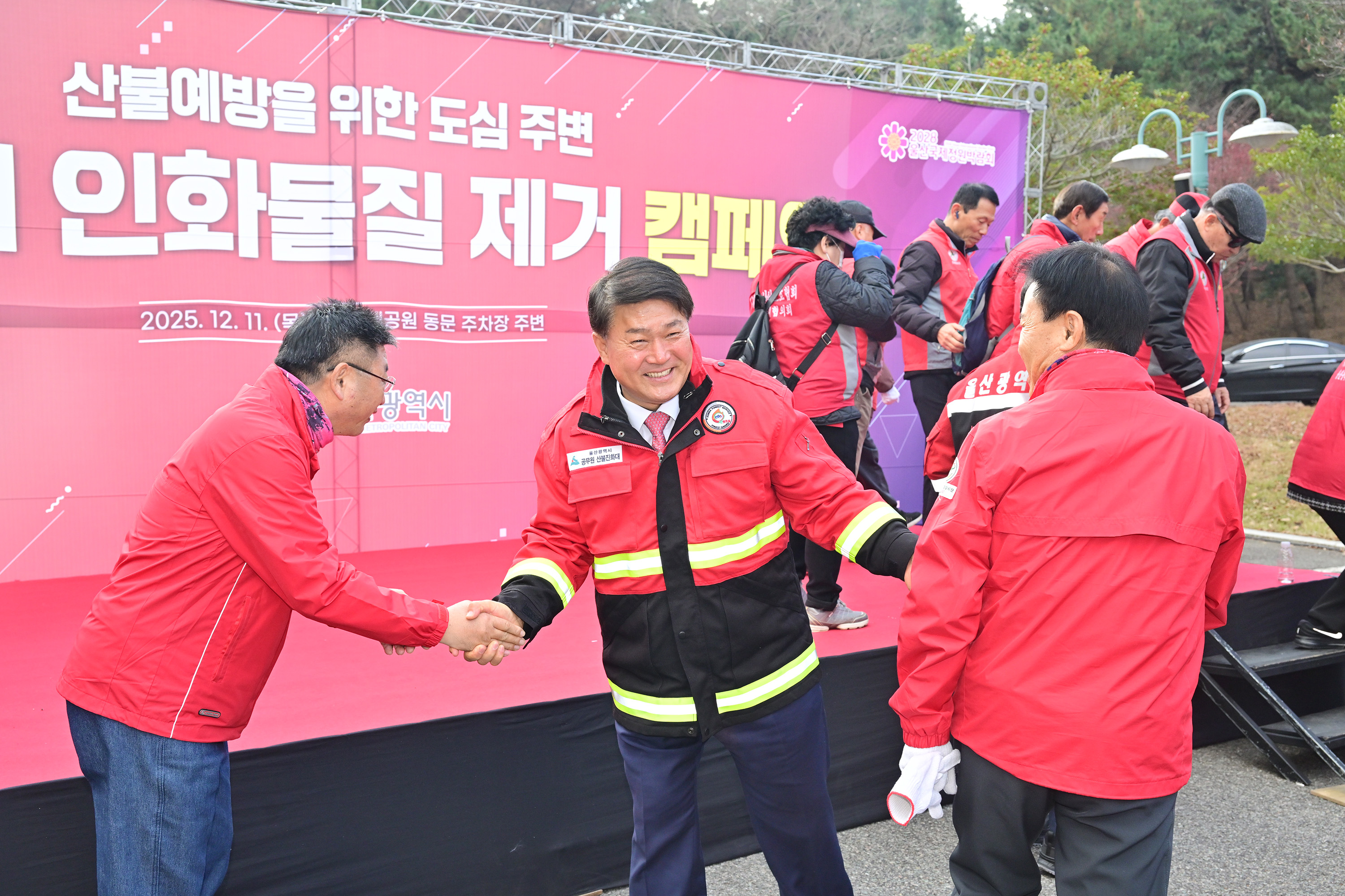 산불예방을 위한 도심 주변 산림 내 인화물질 제거 캠페인 12