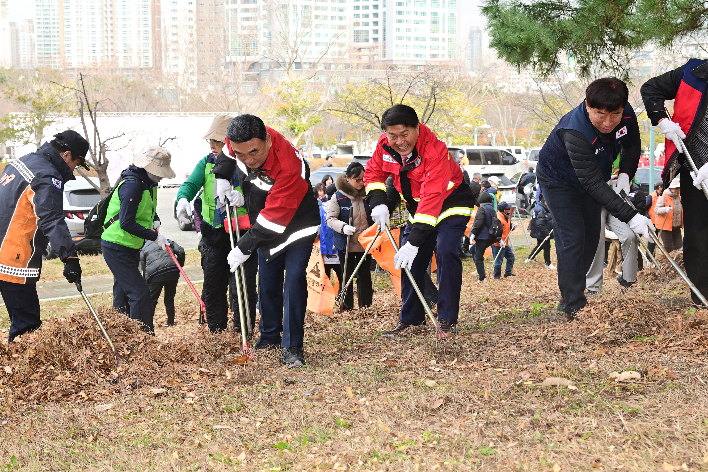 산불예방을 위한 도심 주변 산림 내 인화물질 제거 캠페인 4
