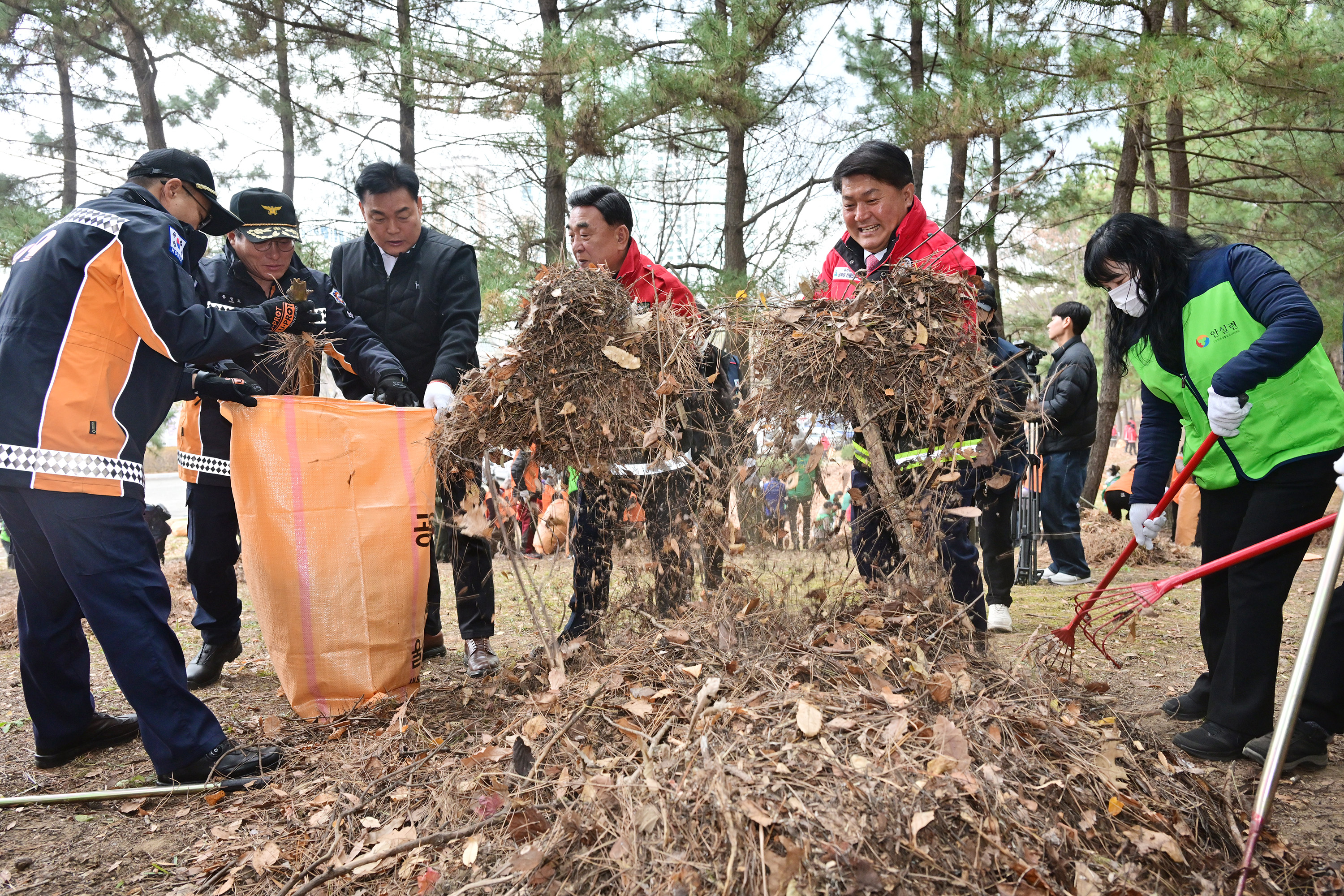산불예방을 위한 도심 주변 산림 내 인화물질 제거 캠페인 10