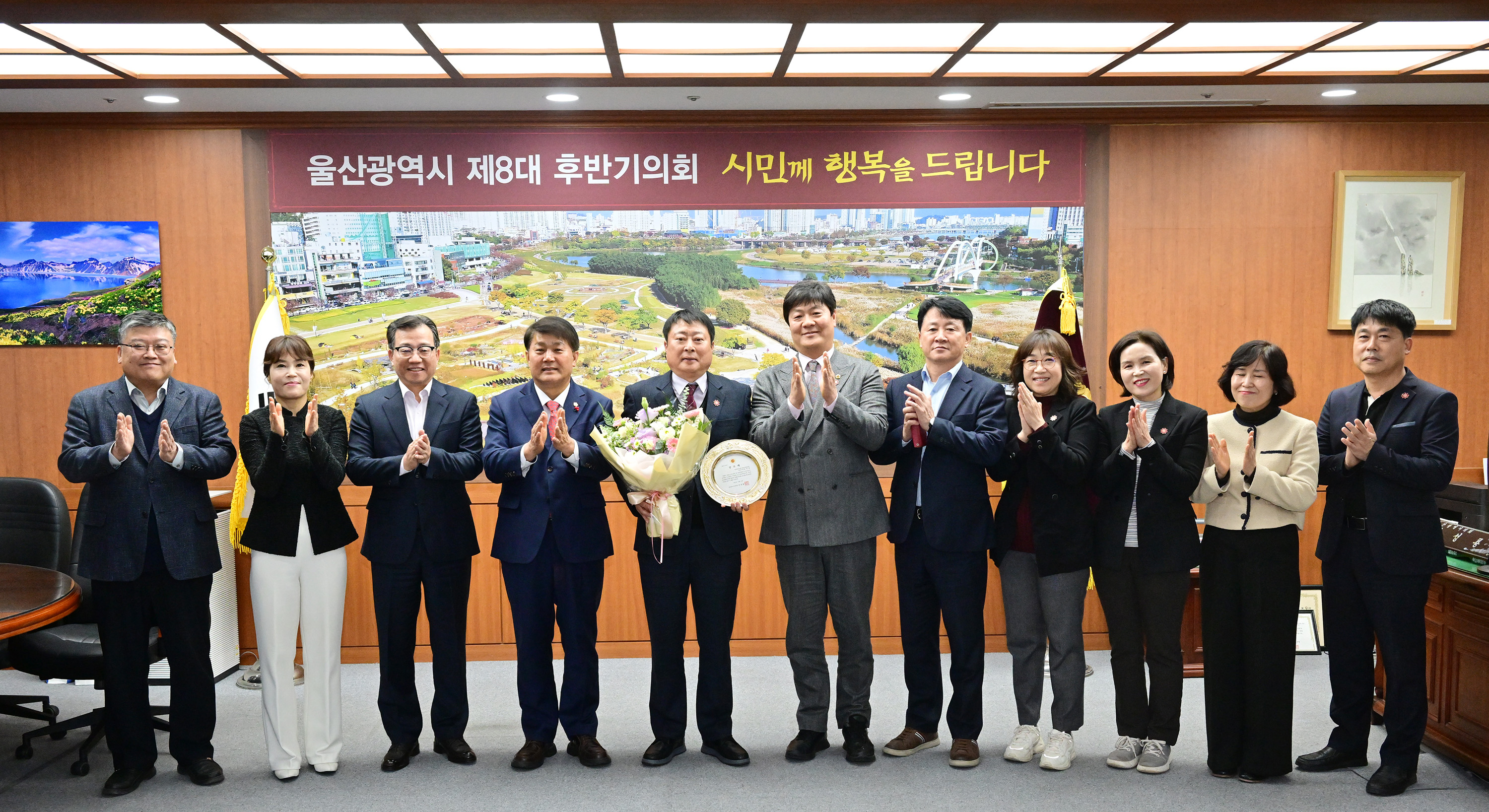 이성룡 의장, 명예퇴직자 공로패·기념패 수여2