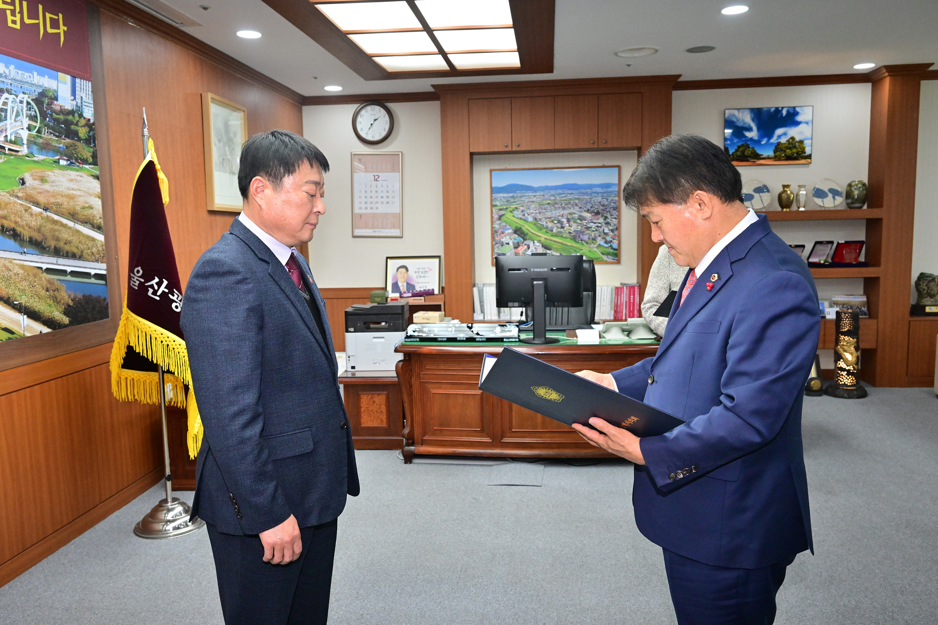 이성룡 의장, 명예퇴직자 공로패·기념패 수여3