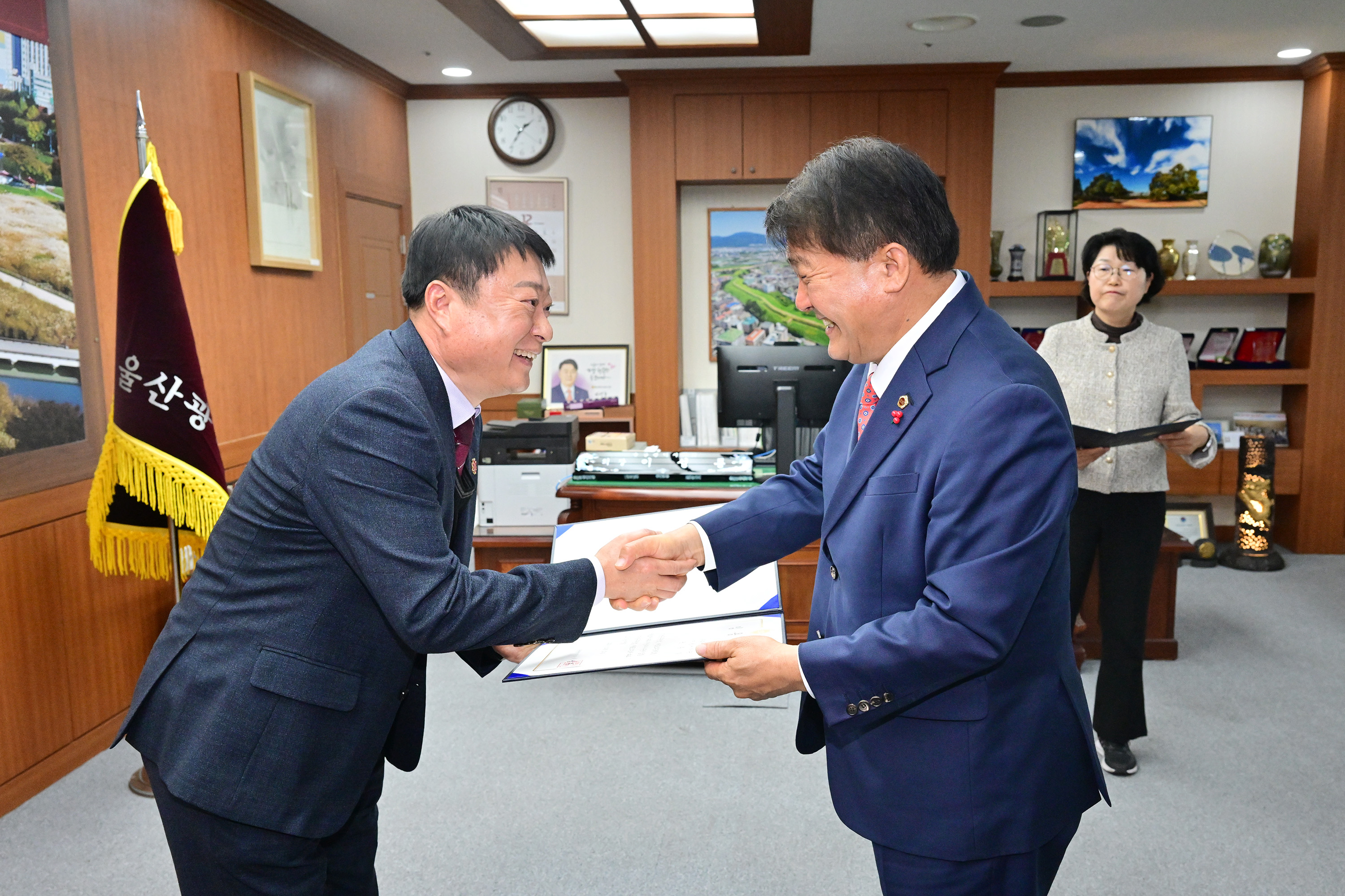 이성룡 의장, 명예퇴직자 공로패·기념패 수여4