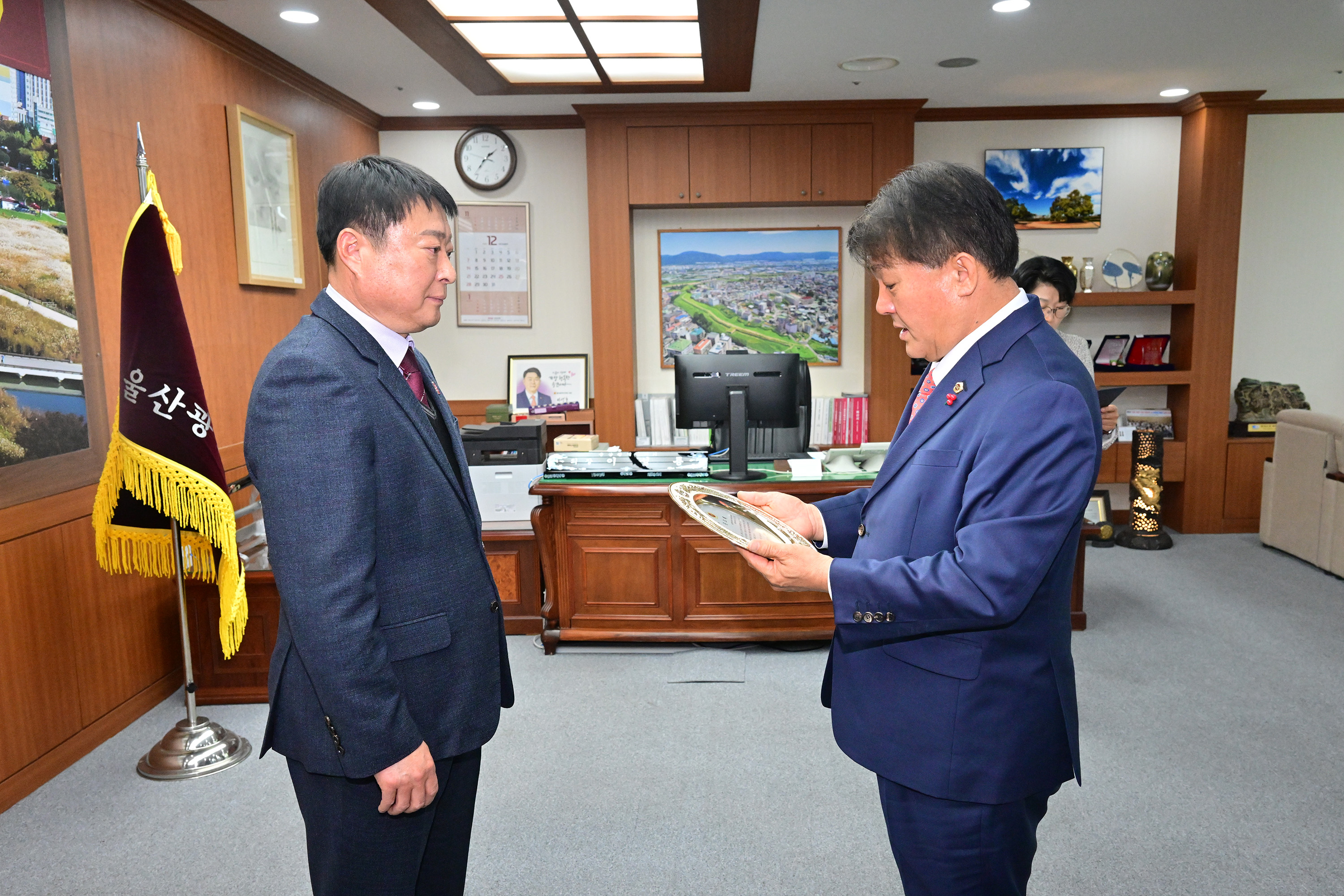 이성룡 의장, 명예퇴직자 공로패·기념패 수여5