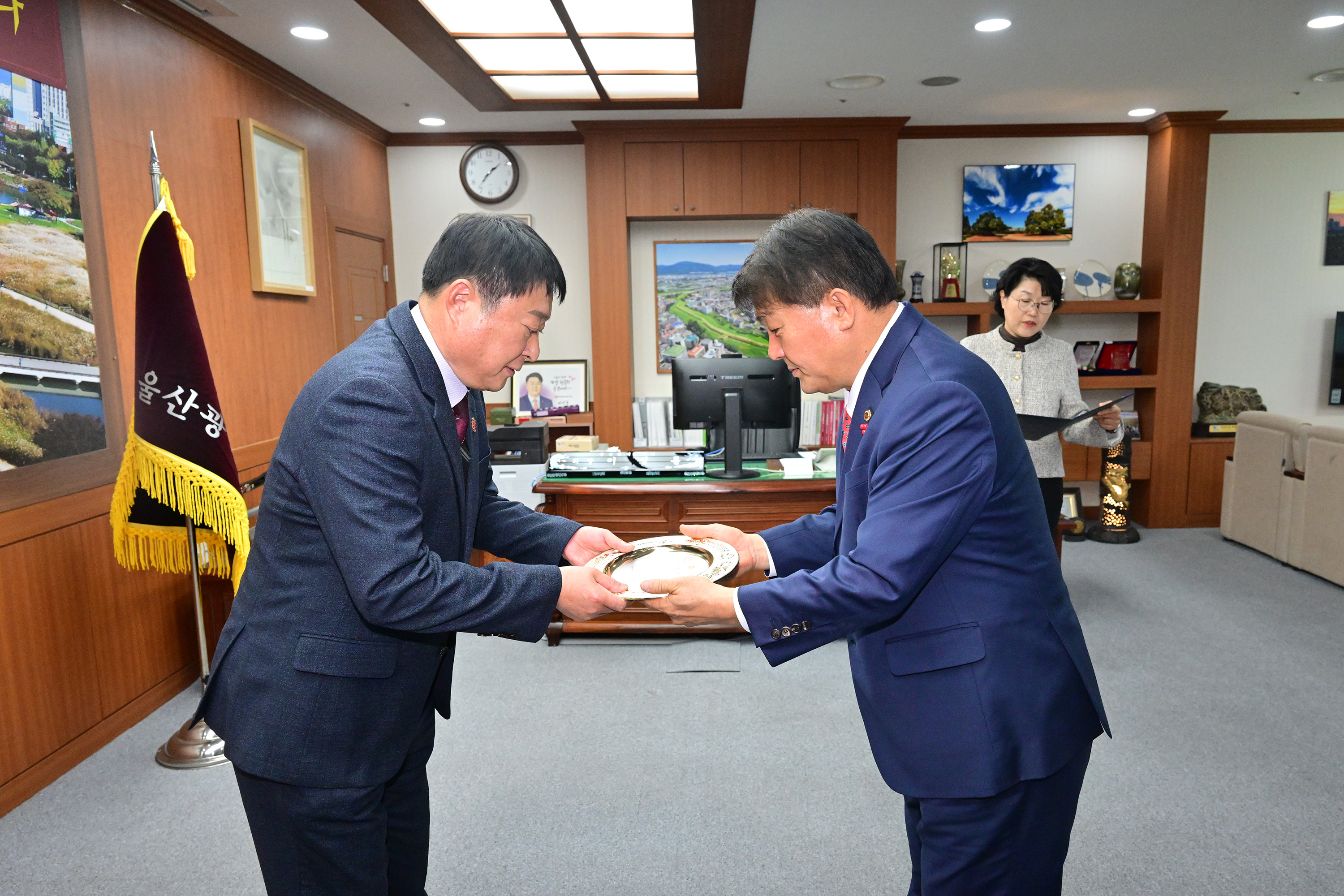 이성룡 의장, 명예퇴직자 공로패·기념패 수여6