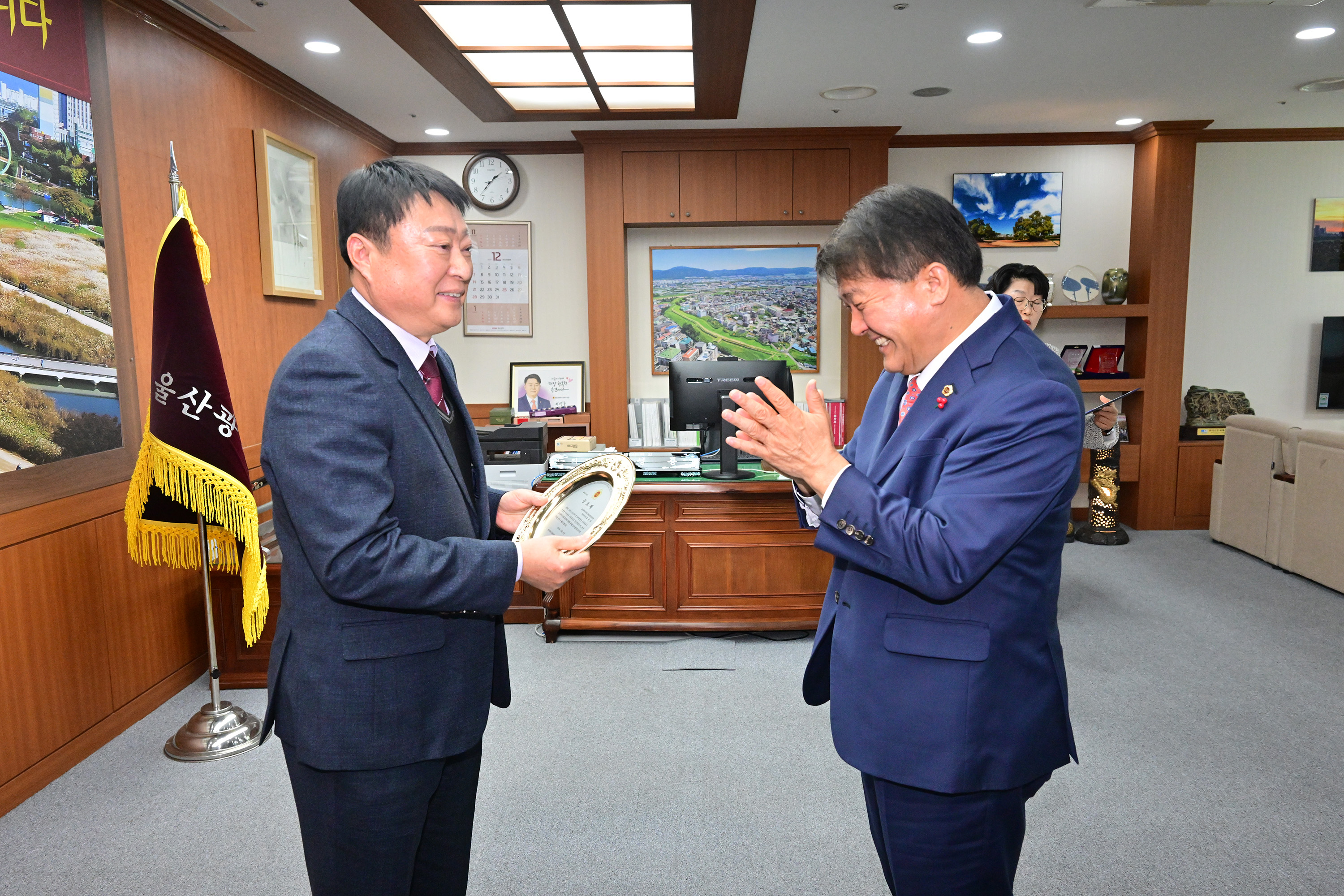 이성룡 의장, 명예퇴직자 공로패·기념패 수여7