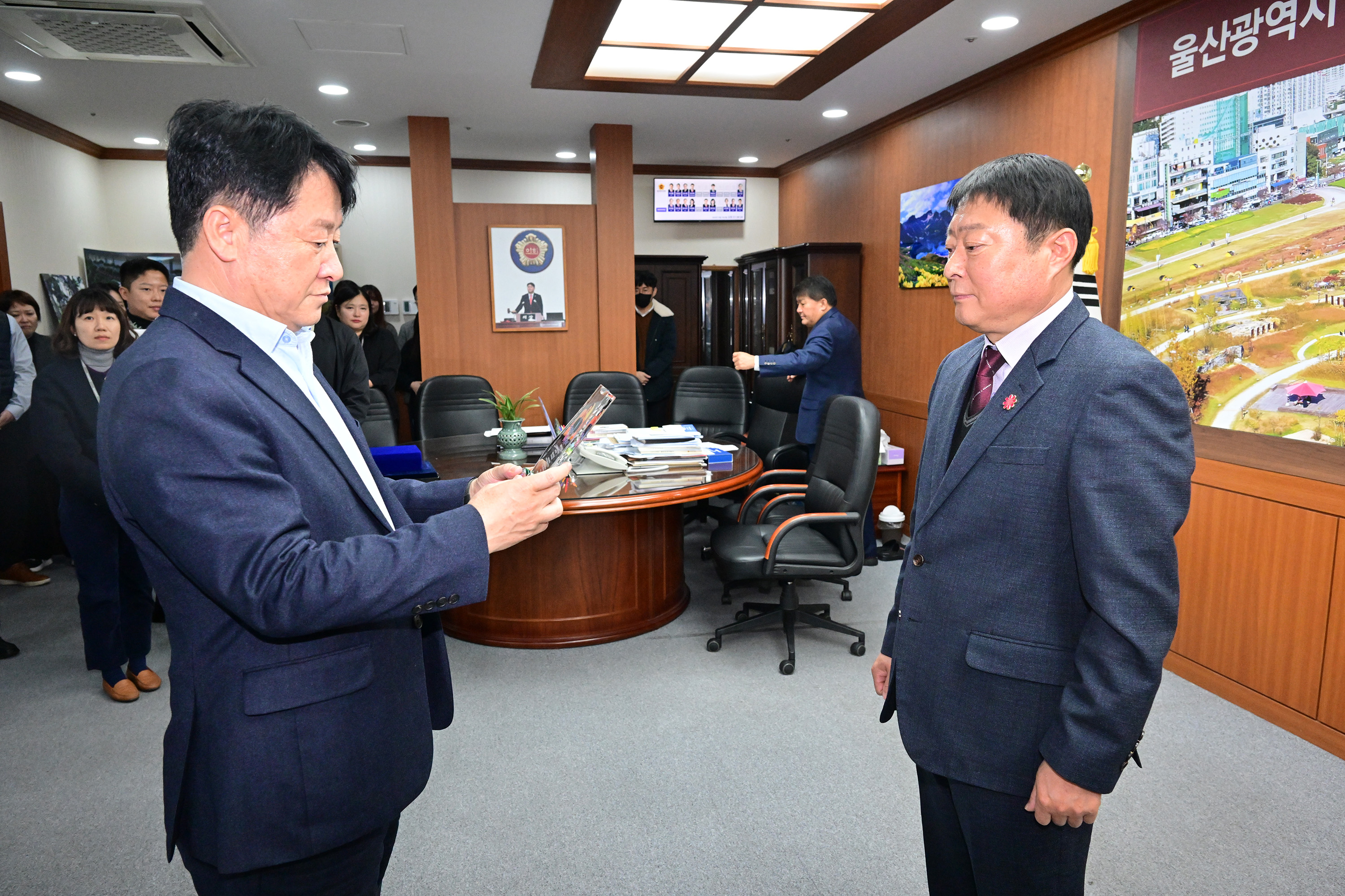 이성룡 의장, 명예퇴직자 공로패·기념패 수여10
