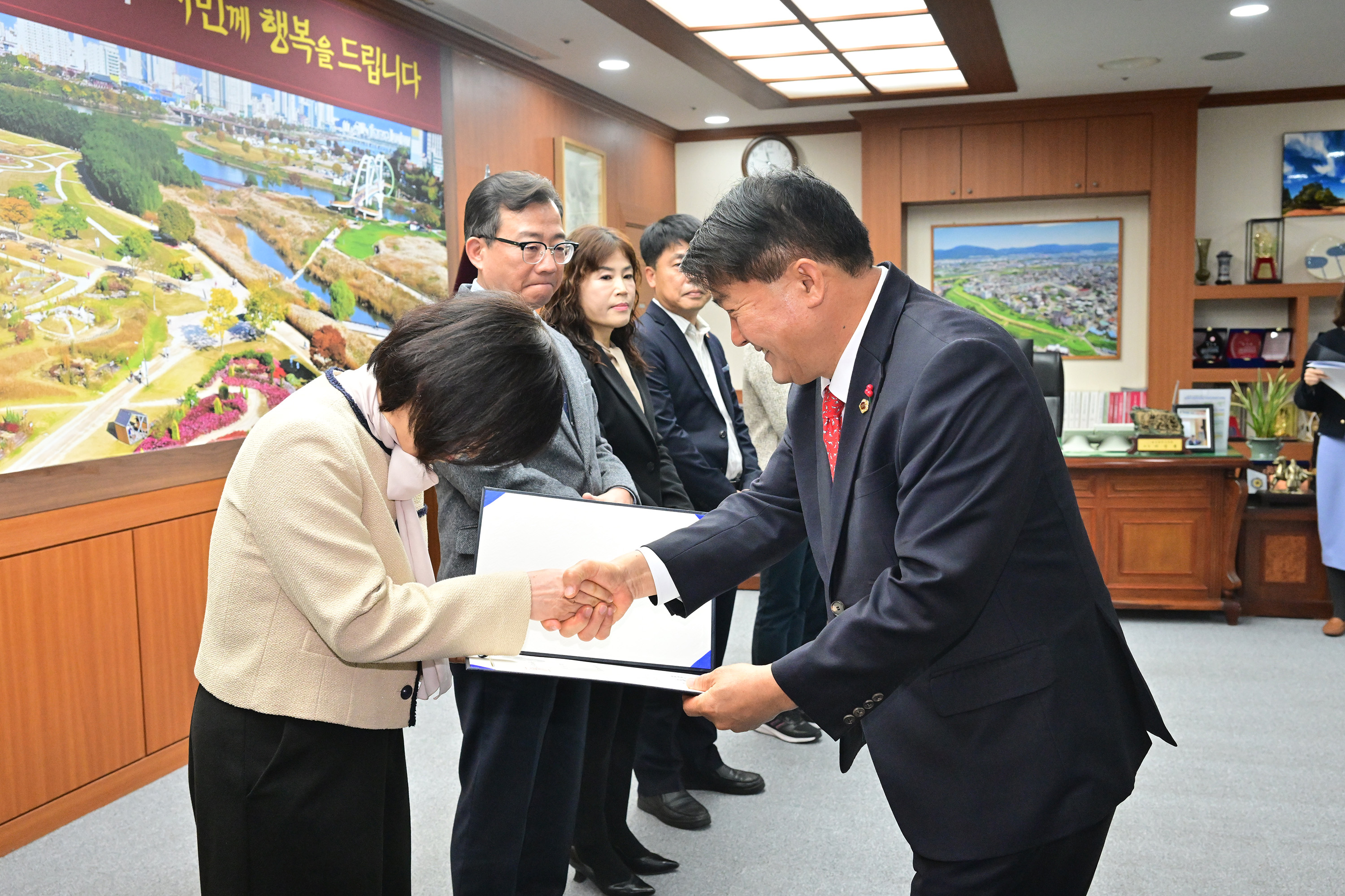 울산광역시의회 2026년 상반기 정기인사 5급 이상 인사발령 임용장 수여3