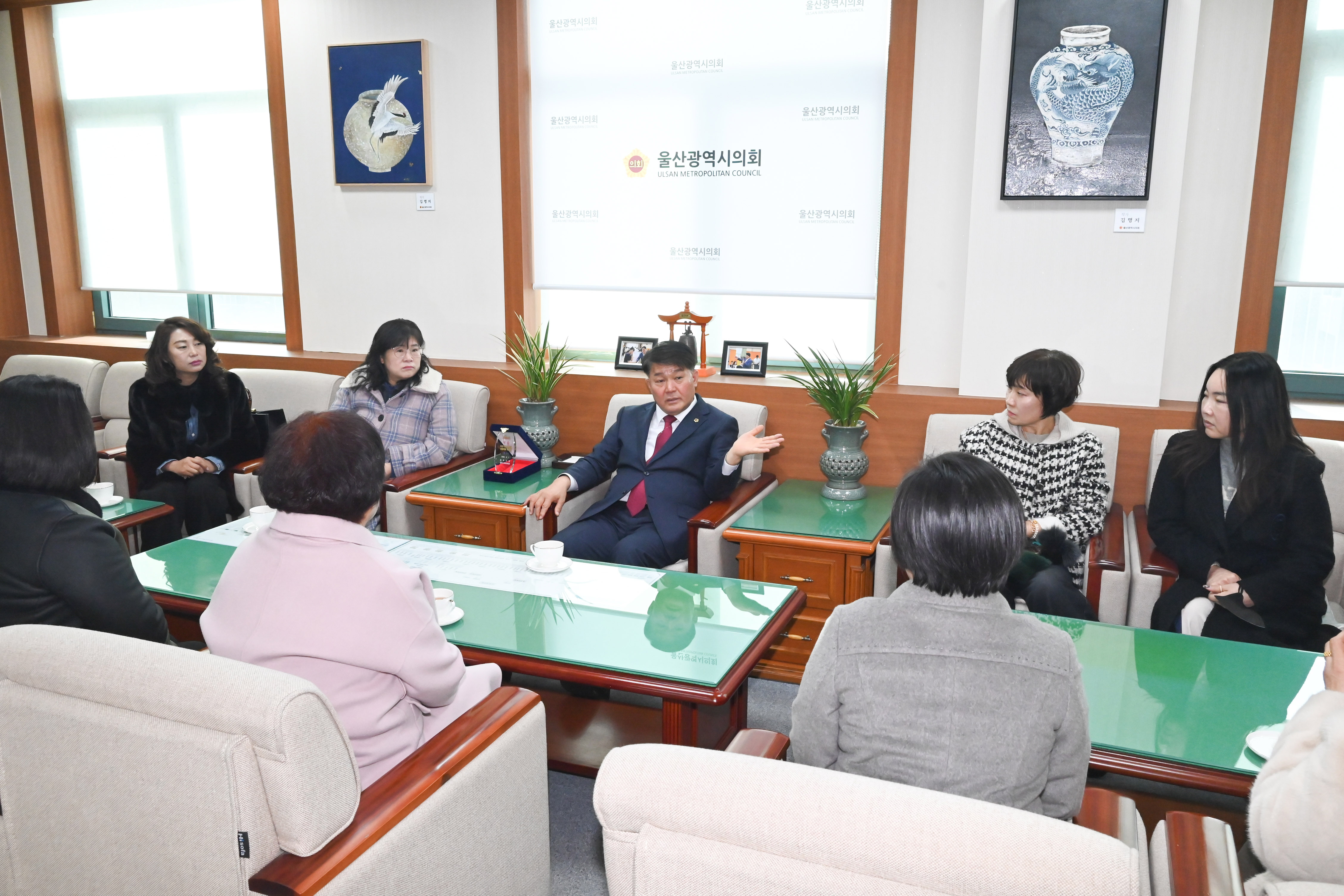 이성룡 의장, (사)의회를 사랑하는 사람들 임원진들과 환담2