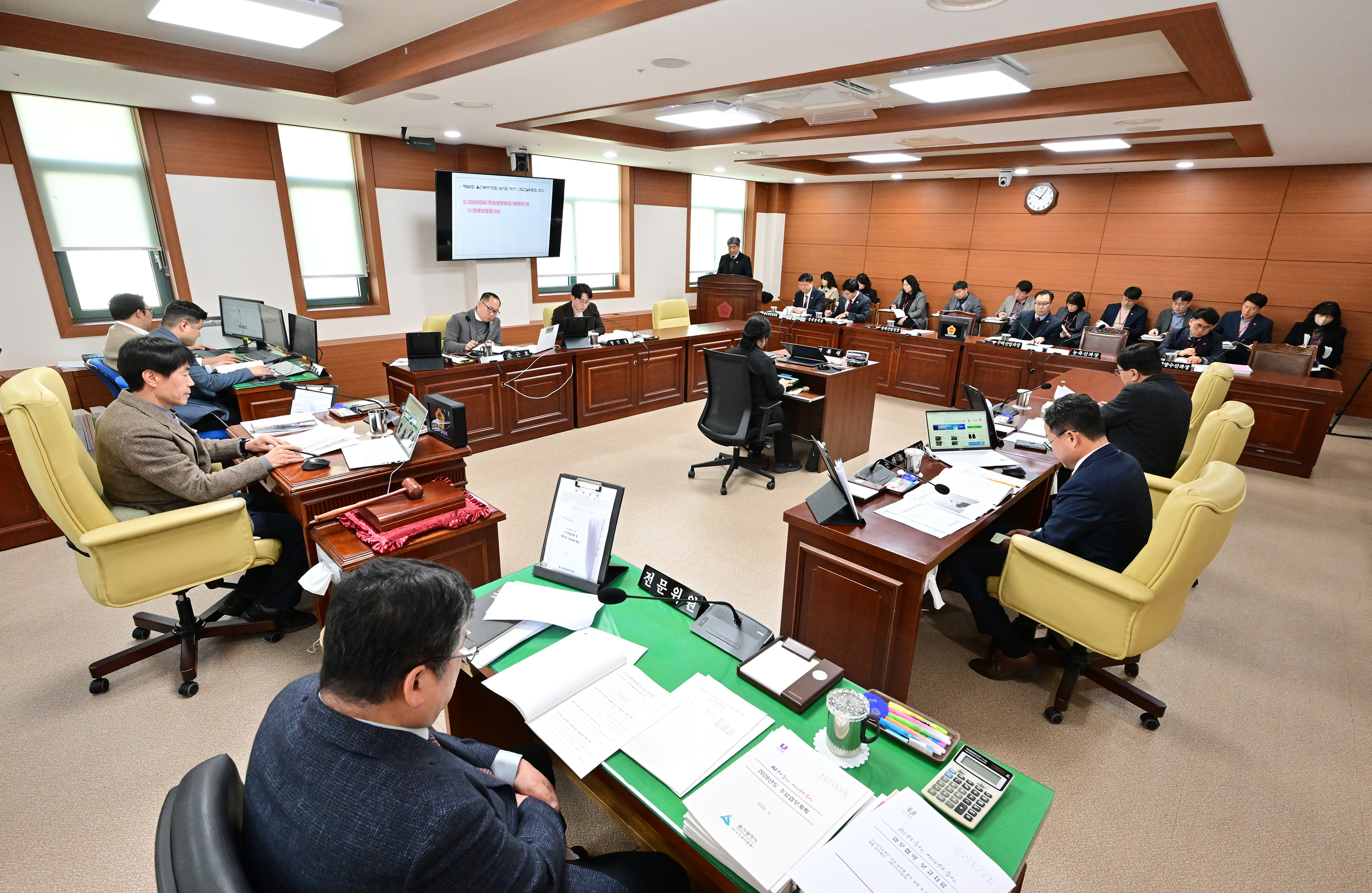 산업건설위원회, 경제산업실 소관 2026년도 주요업무보고 청취1