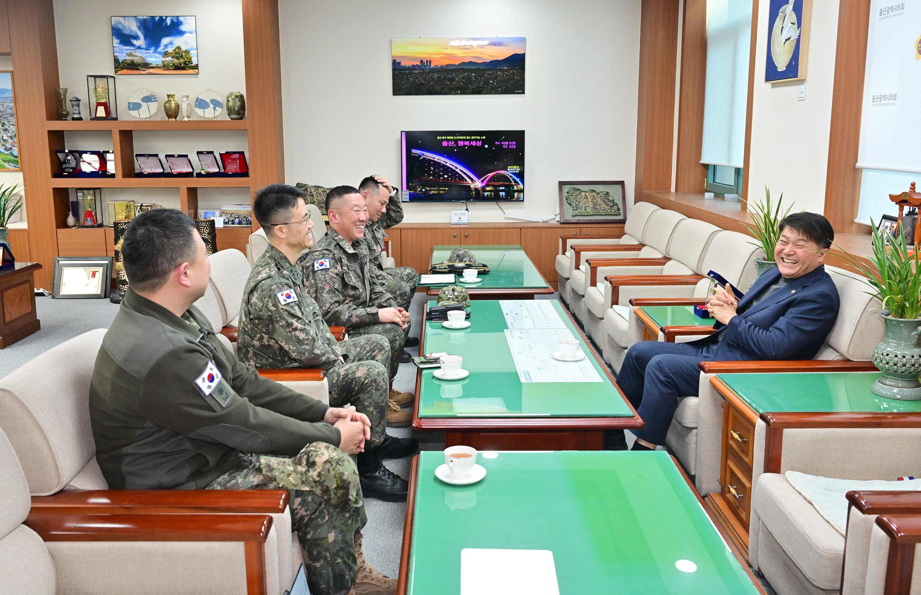 이성룡 의장, 신임 제53사단장(오세웅) 환담3