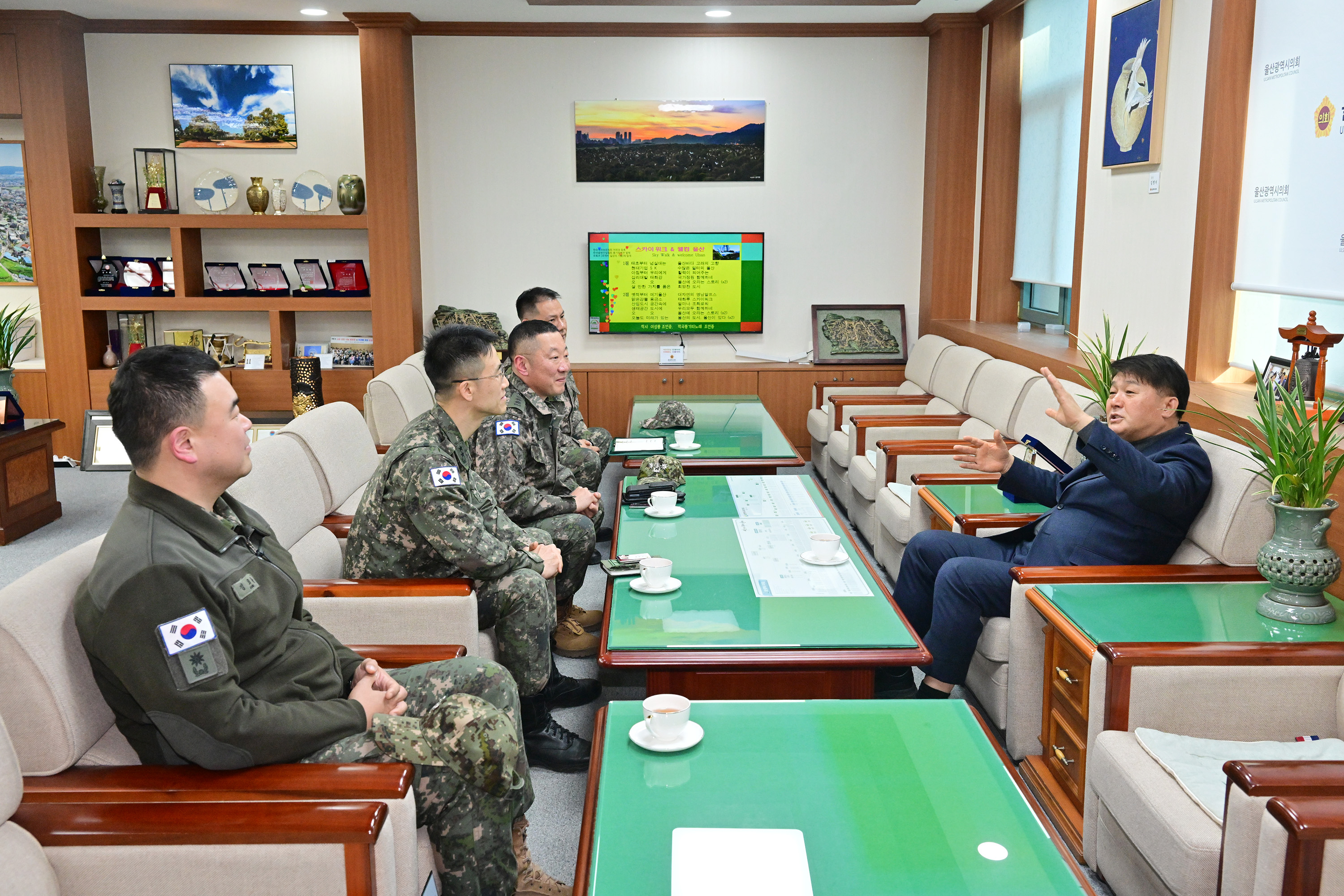 이성룡 의장, 신임 제53사단장(오세웅) 환담4