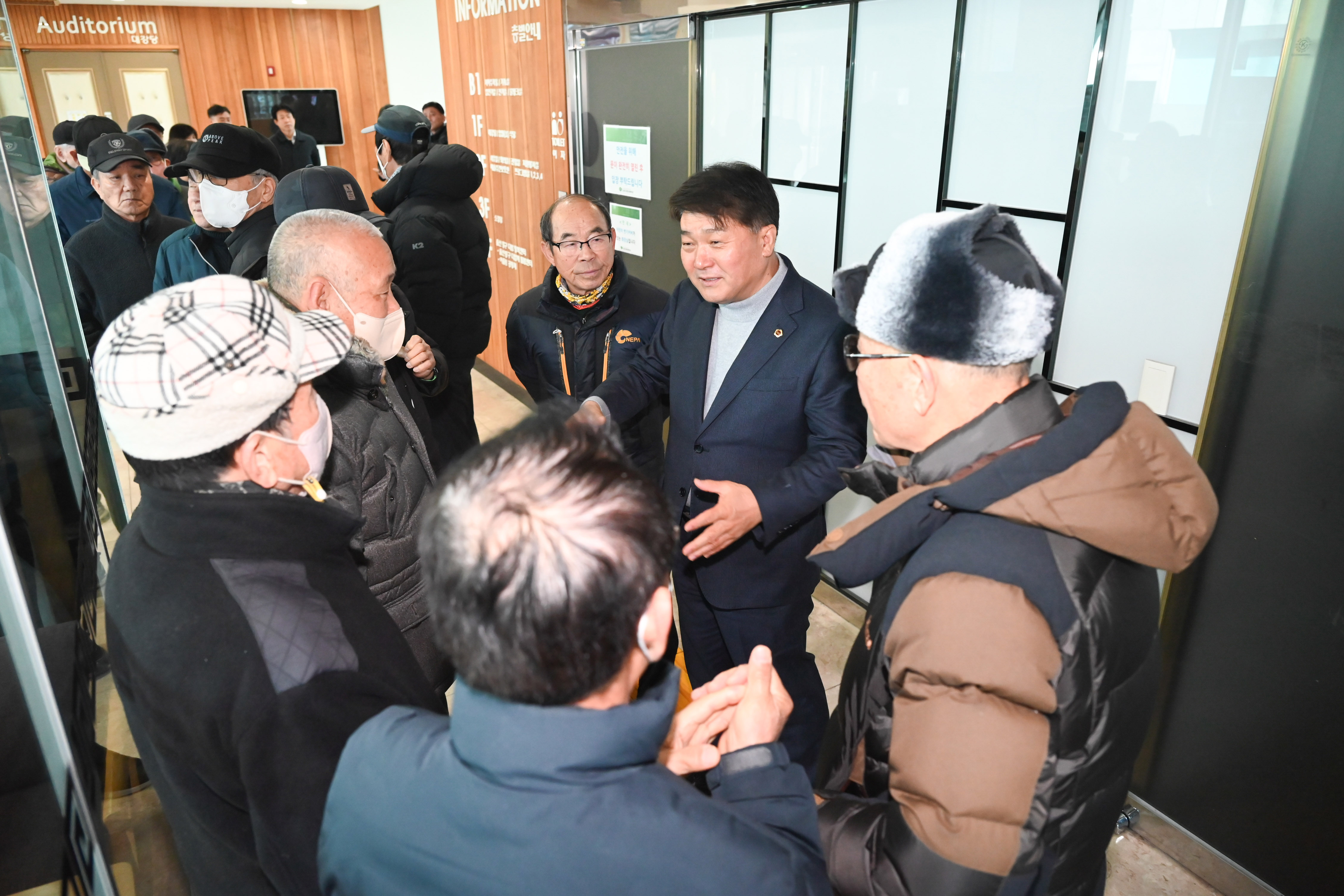 이성룡 의장·권태호 의원 설맞이 위문품 전달3