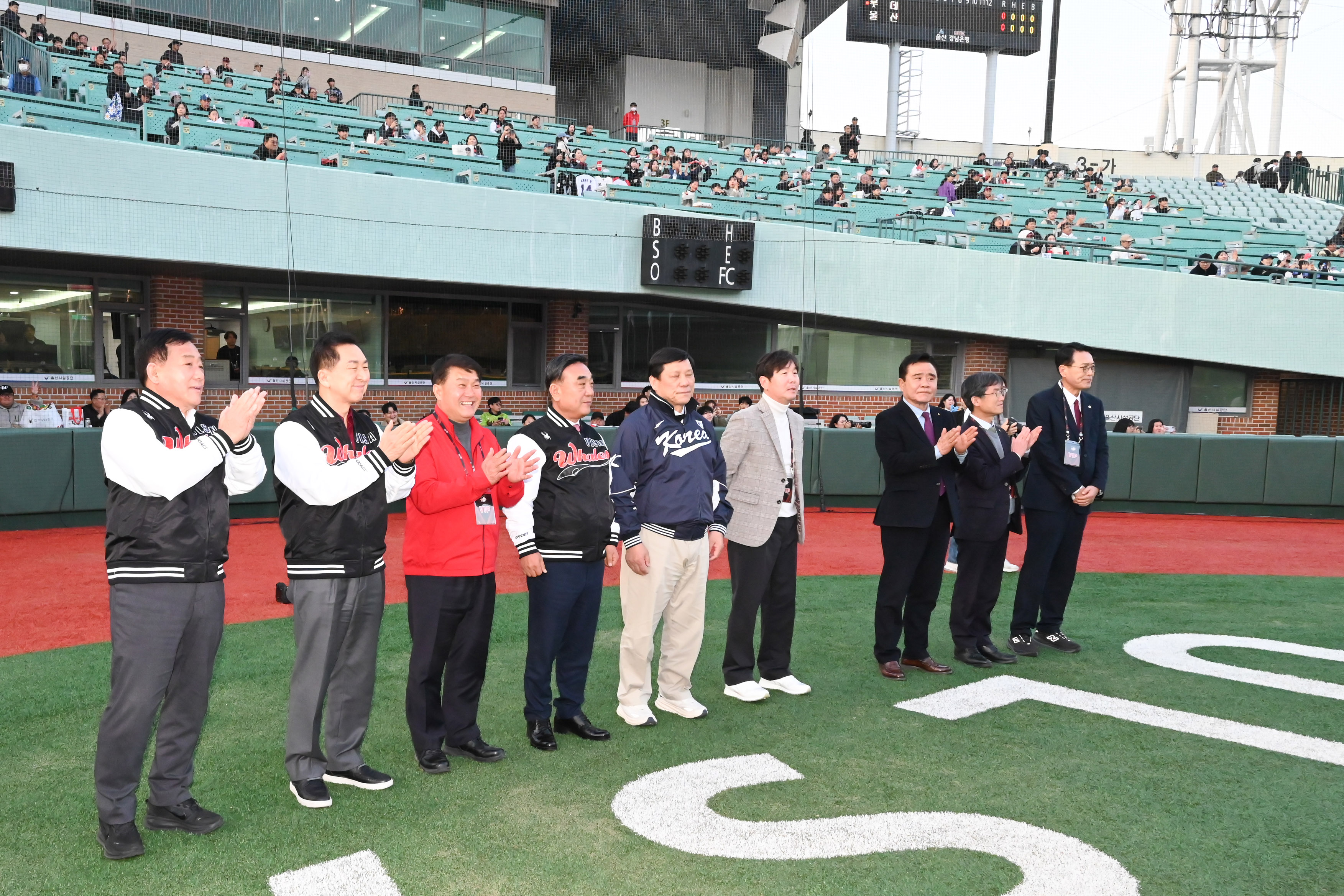 이성룡 의장, 울산웨일즈 홈경기 개막식2