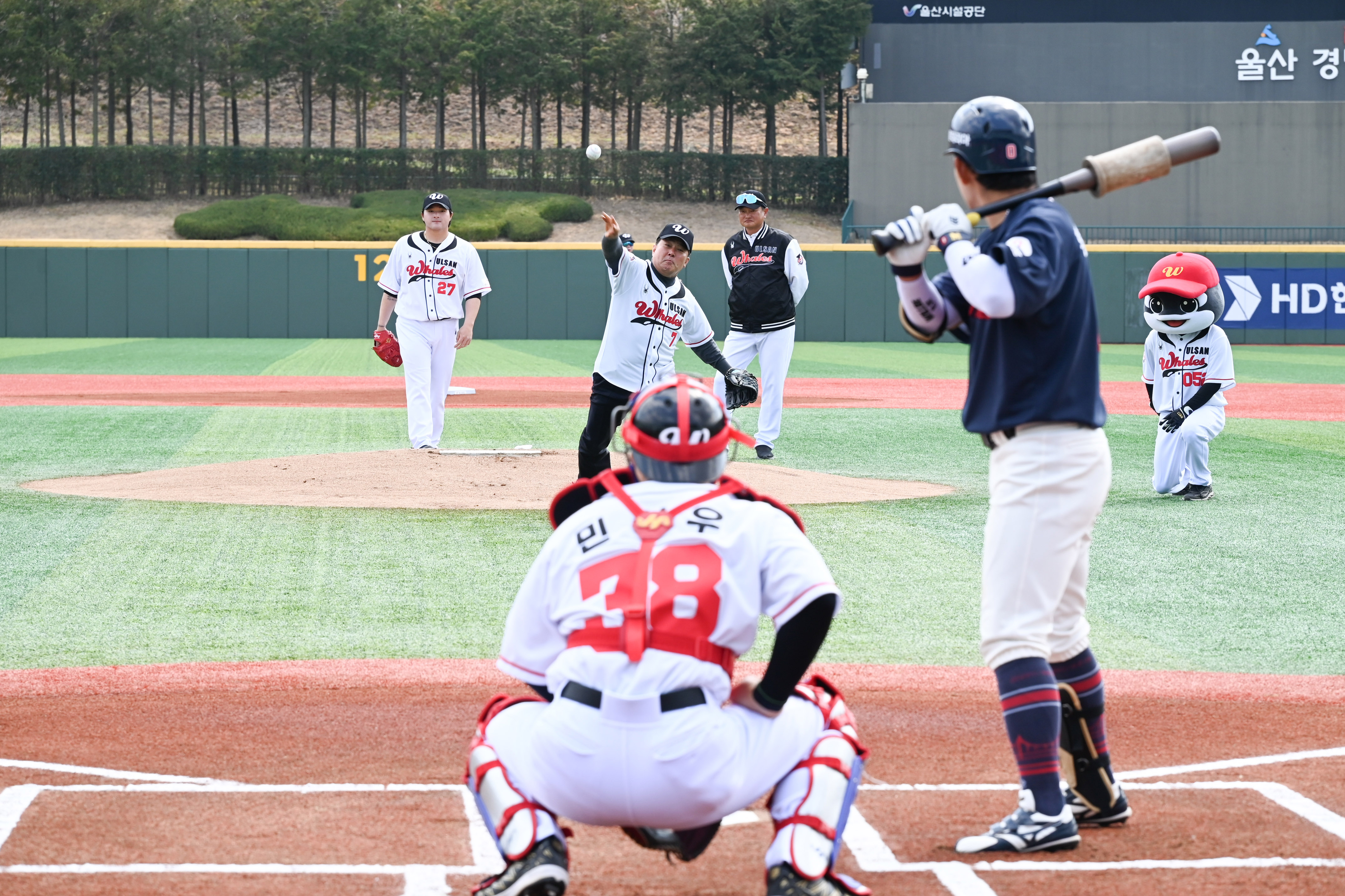 이성룡 의장, 울산웨일즈 홈경기 시구1