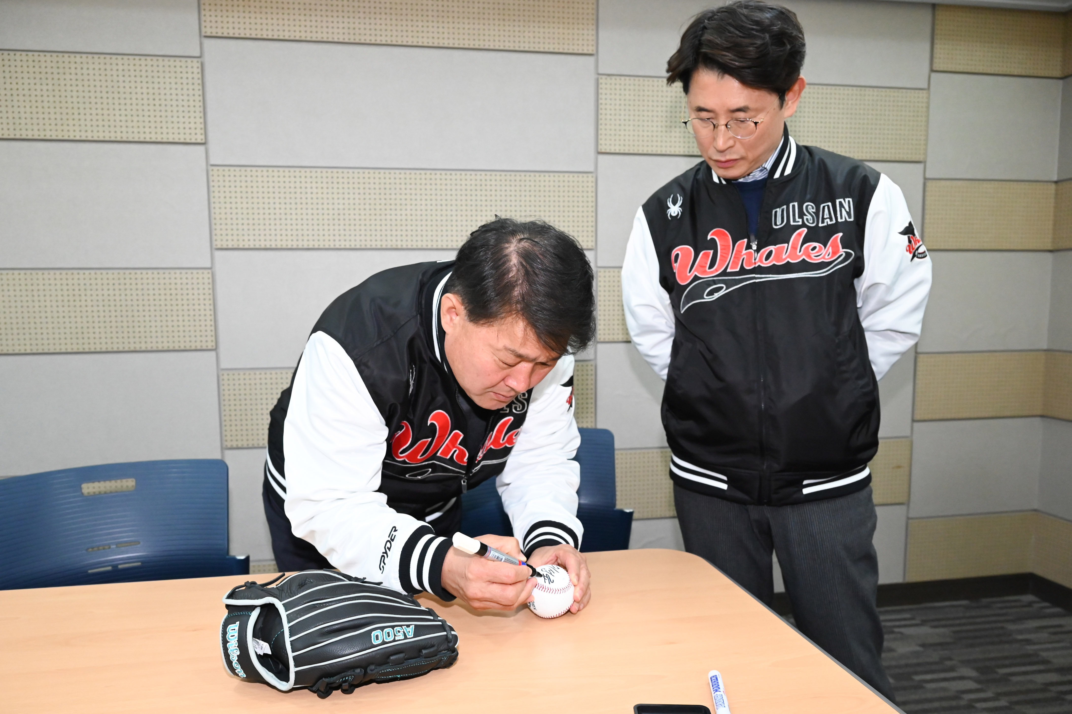 이성룡 의장, 울산웨일즈 홈경기 시구4