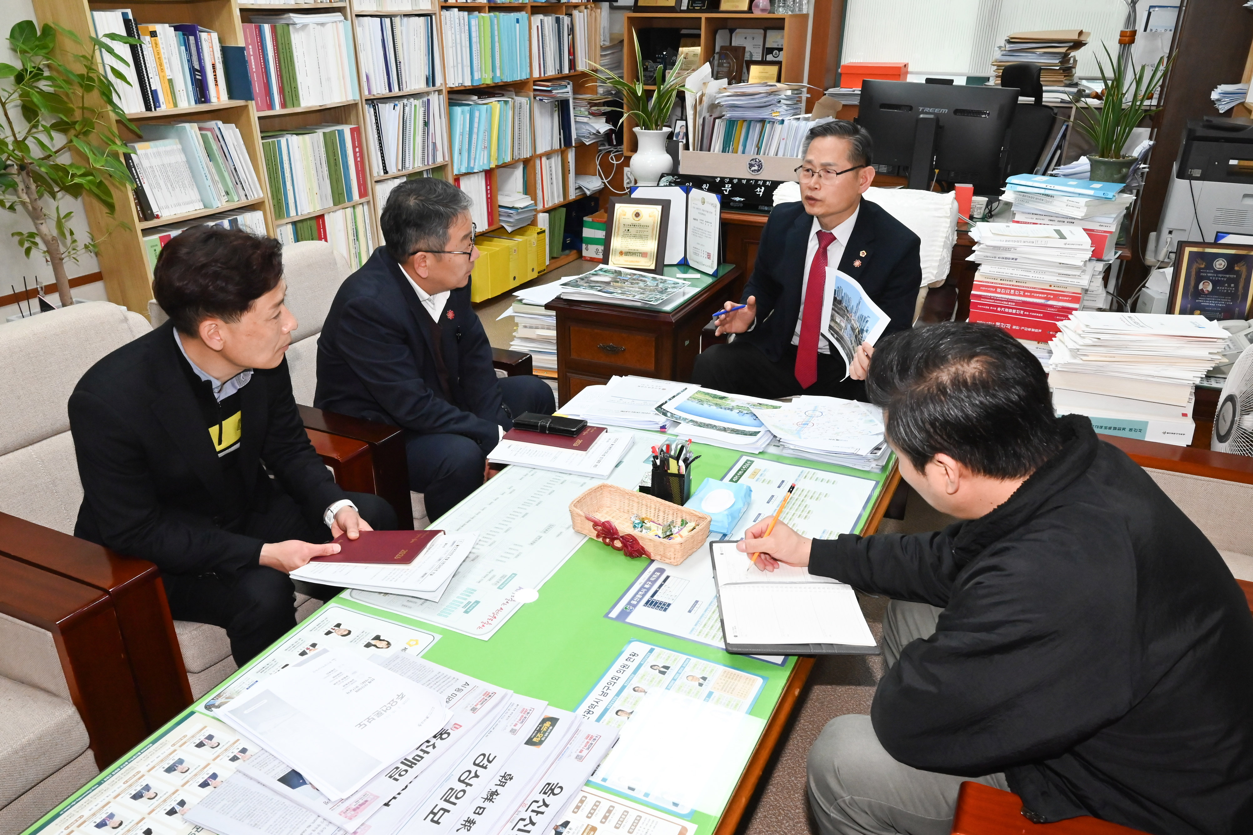 문석주 의원, 매곡천 교량 건설 사업 추진 상황에 대한 업무보고2