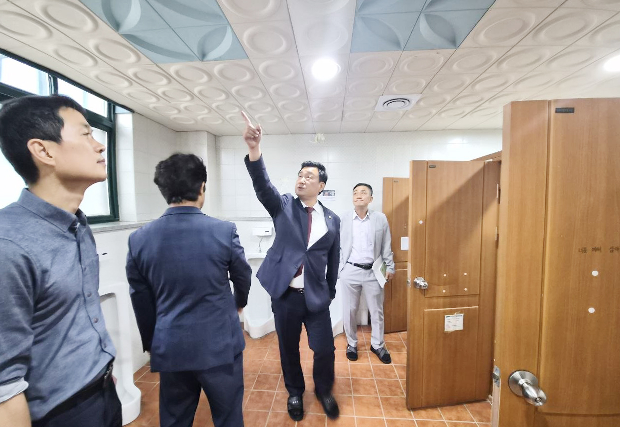 안대룡 교육위원장, 문수고 화장실 환경개선 및 안전시설 점검1