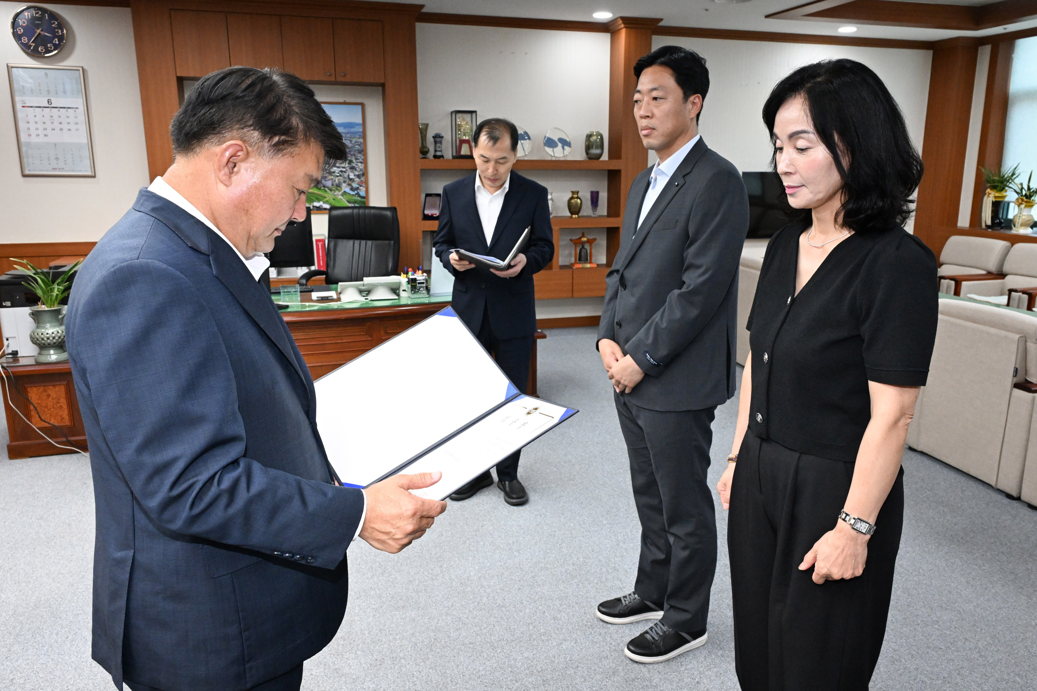 이성룡 의장, 교육청 인사발령자 임용장 수여2