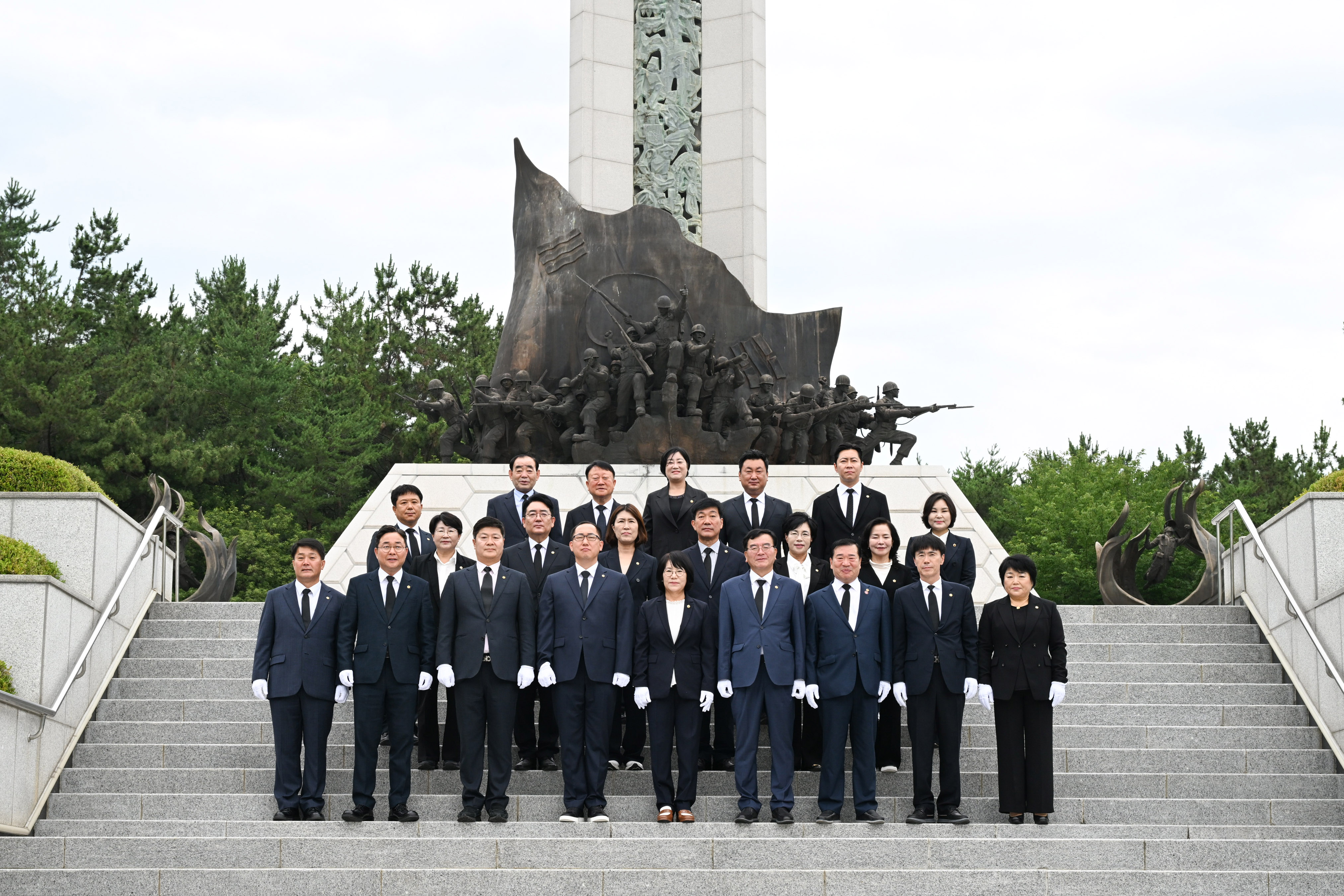 제9대 울산광역시의회 의원 현충탑 참배1