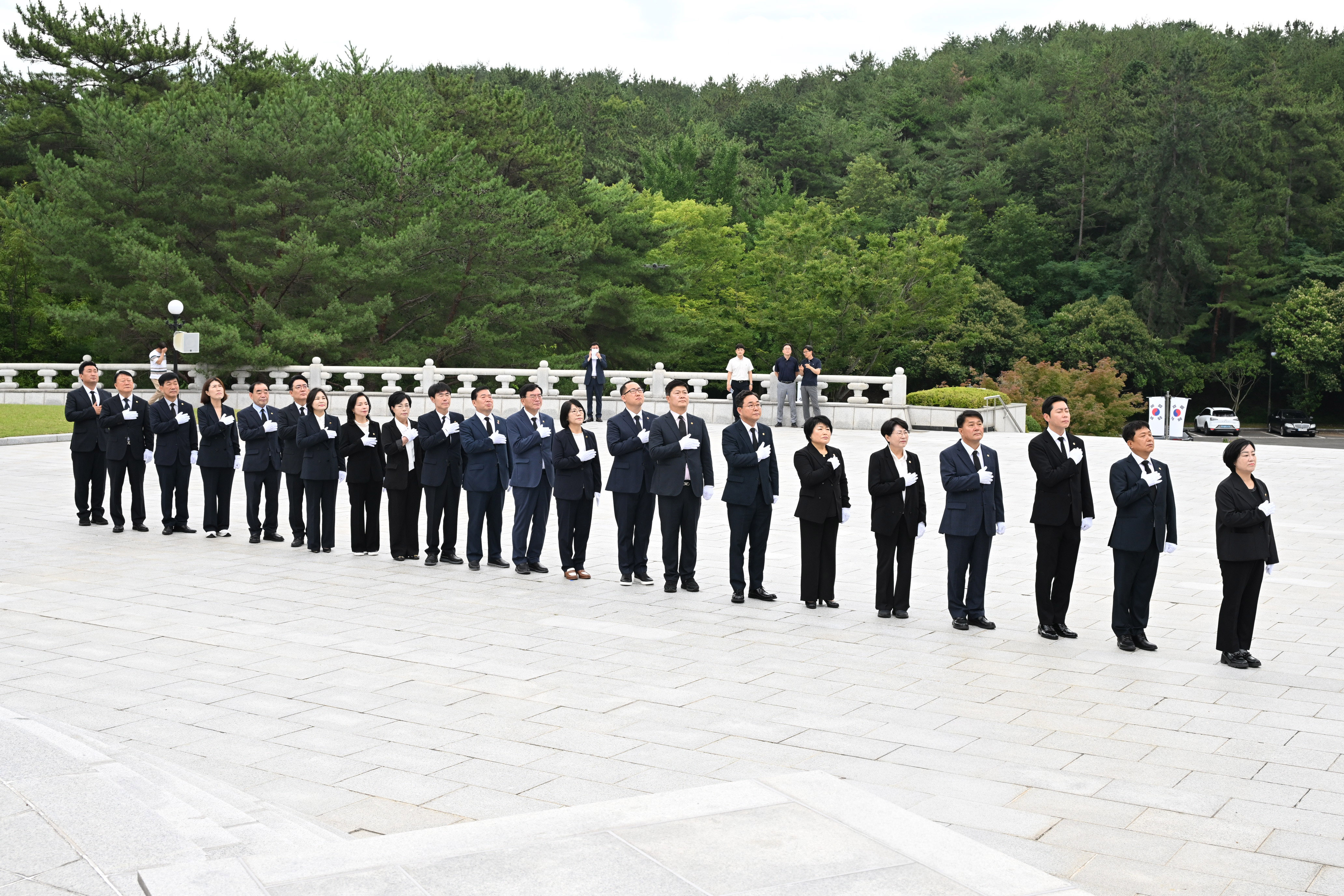 제9대 울산광역시의회 의원 현충탑 참배2