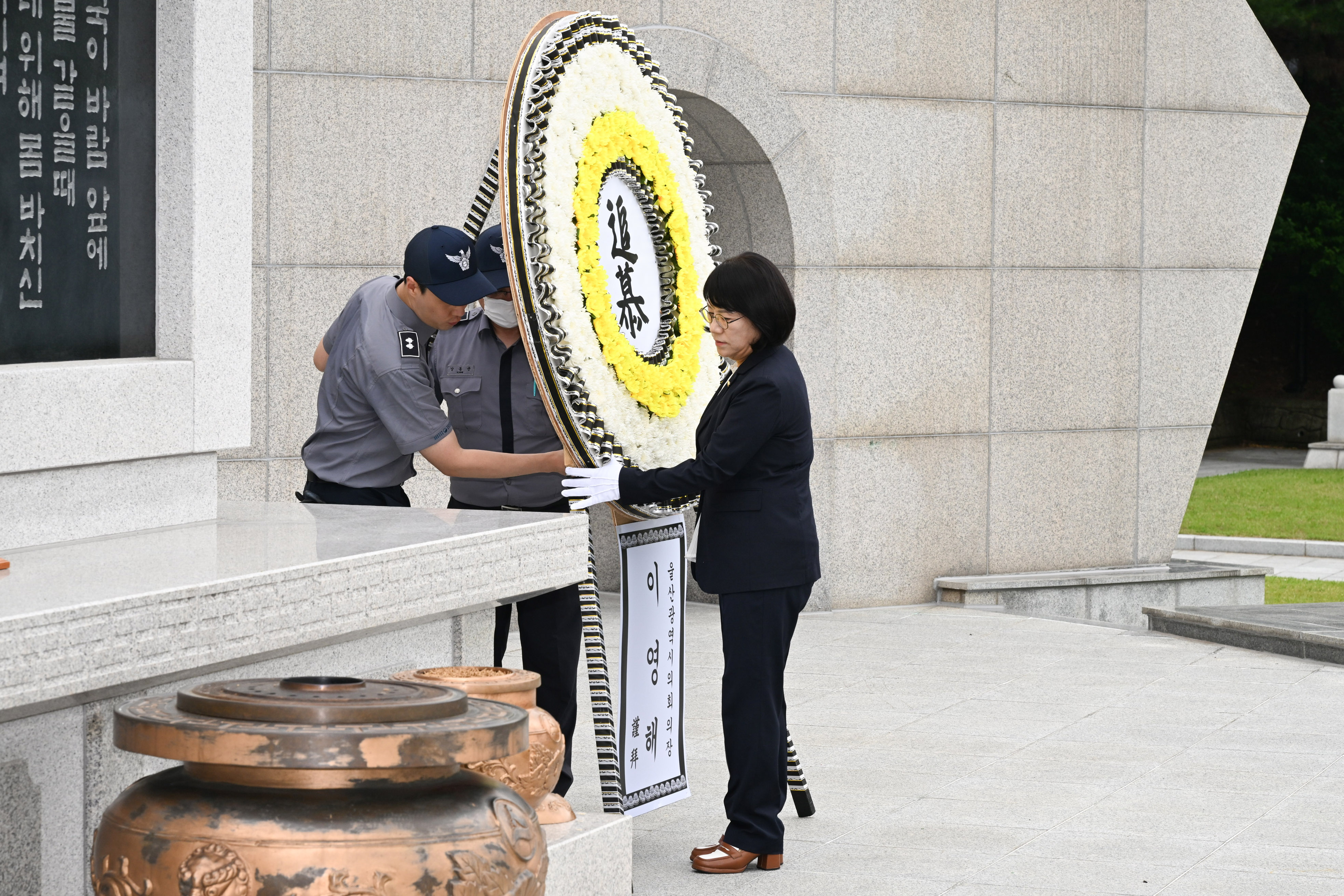 제9대 울산광역시의회 의원 현충탑 참배3