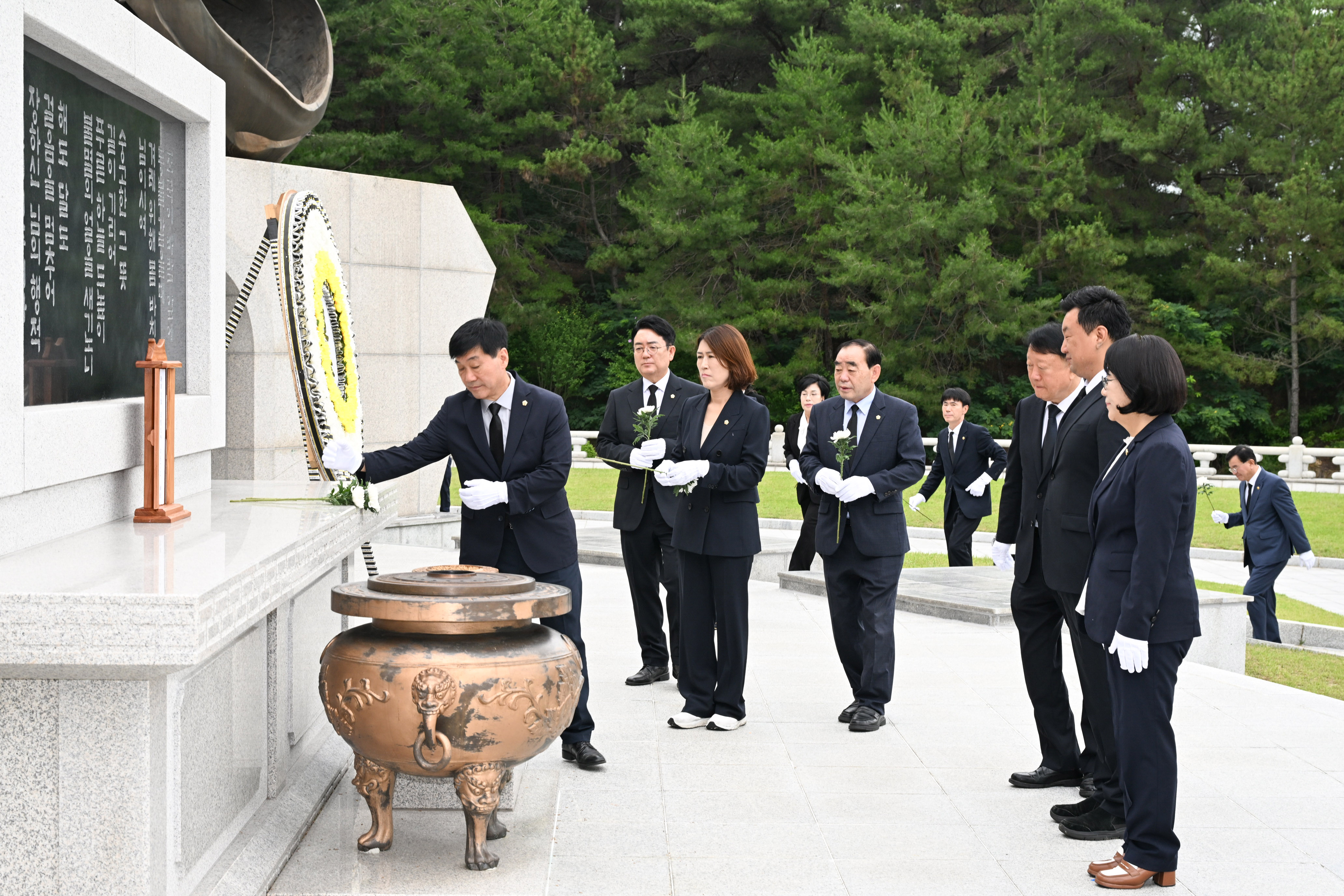 제9대 울산광역시의회 의원 현충탑 참배4