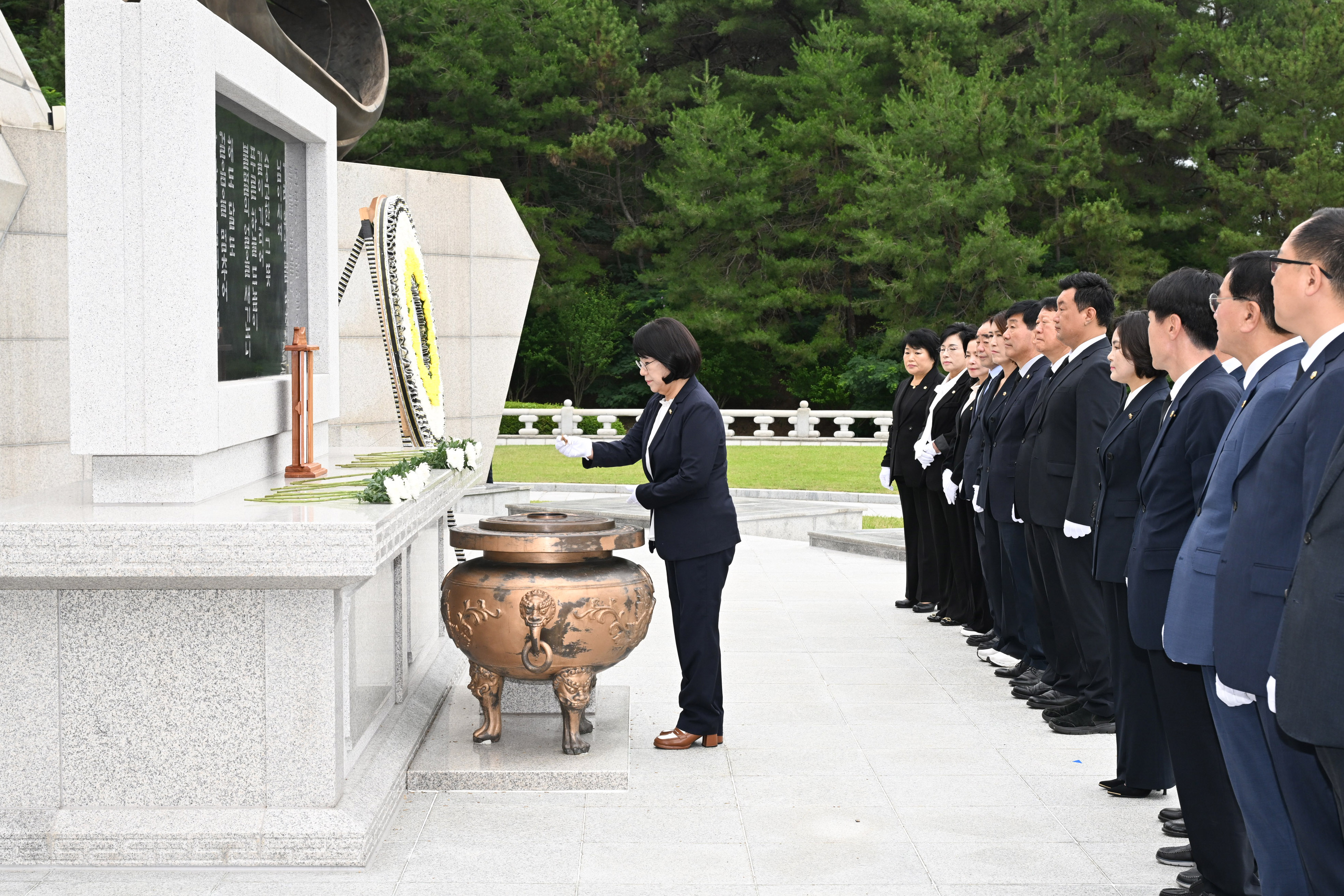 제9대 울산광역시의회 의원 현충탑 참배6