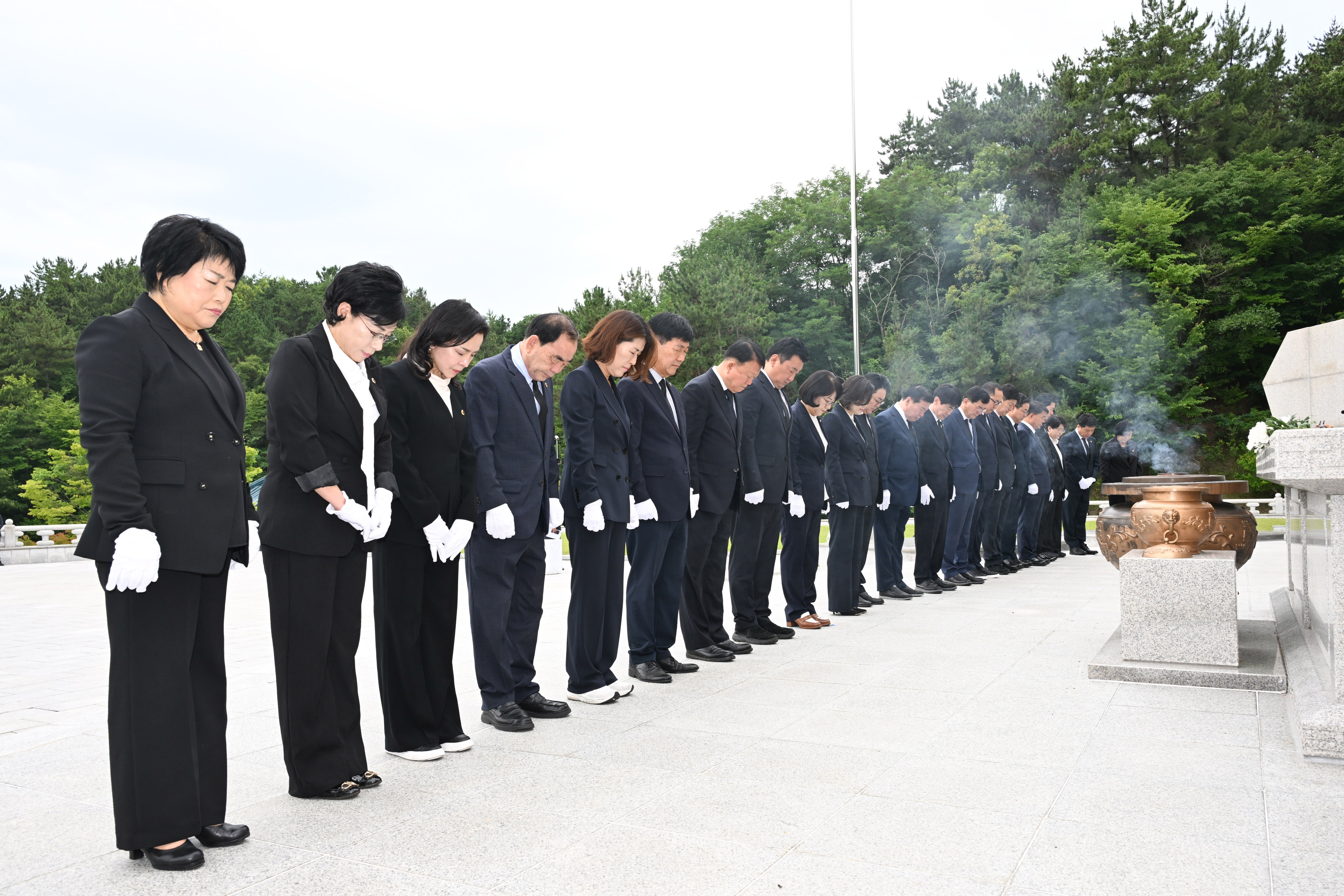 제9대 울산광역시의회 의원 현충탑 참배9