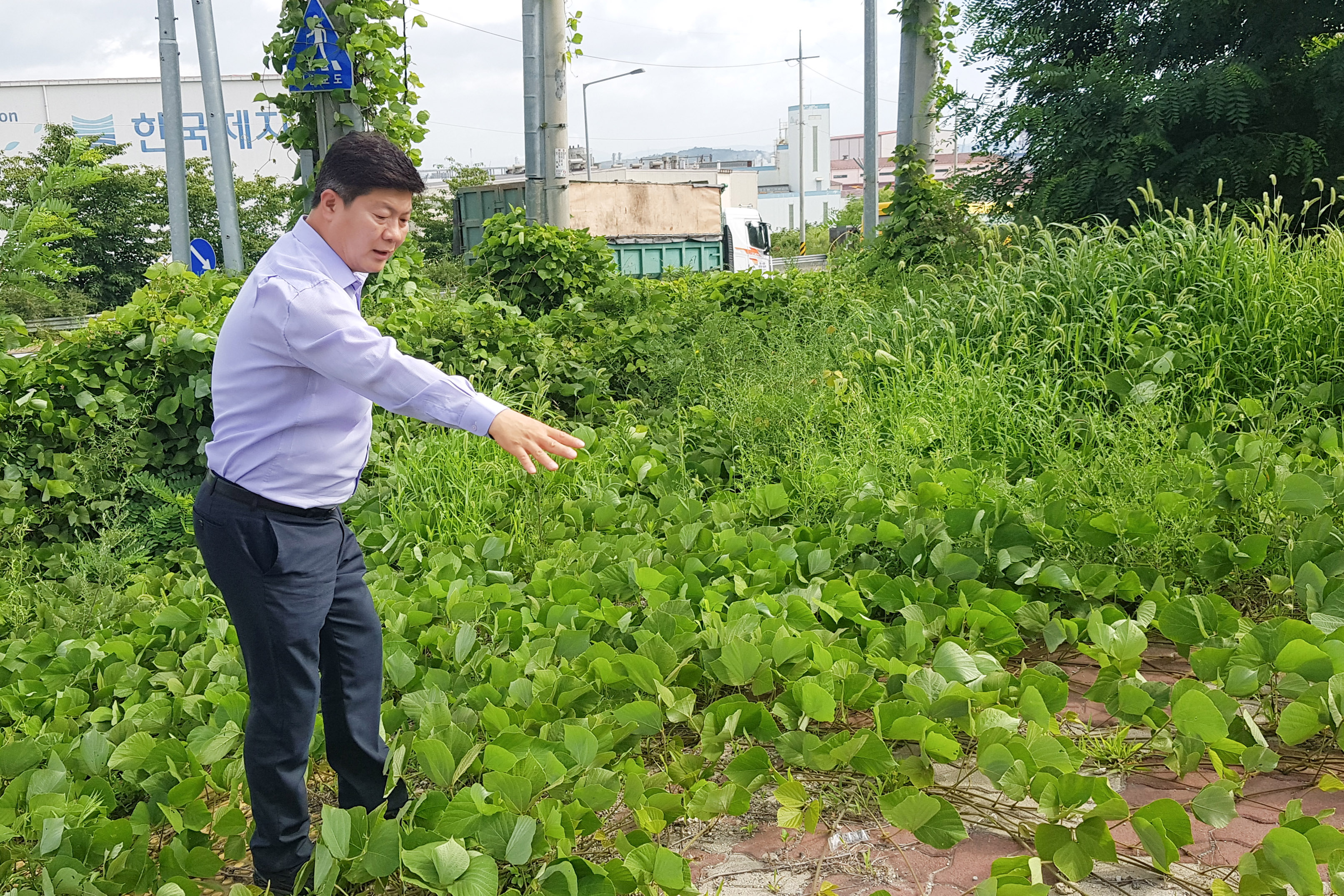 공진혁 의회운영위원장, 온산읍 버스정류장 주변 관리 실태 점검1