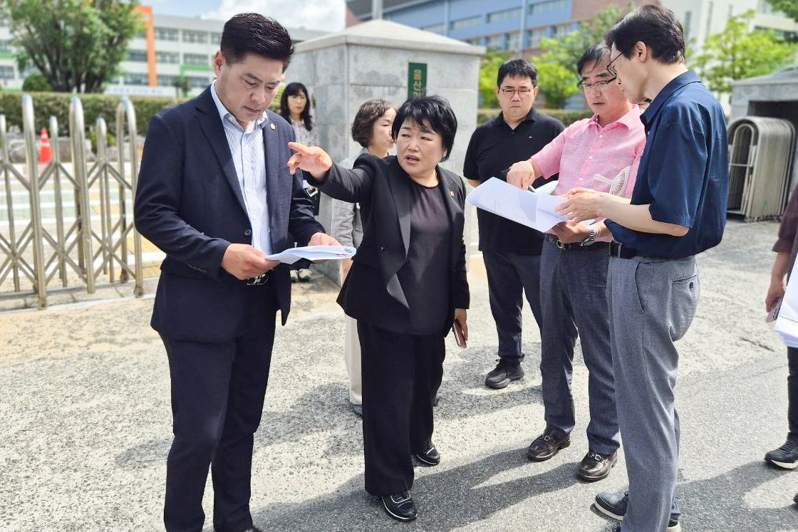 강혜순 교육위원장 중구 약사샘 주변 환경정비 사업 현장 점검1