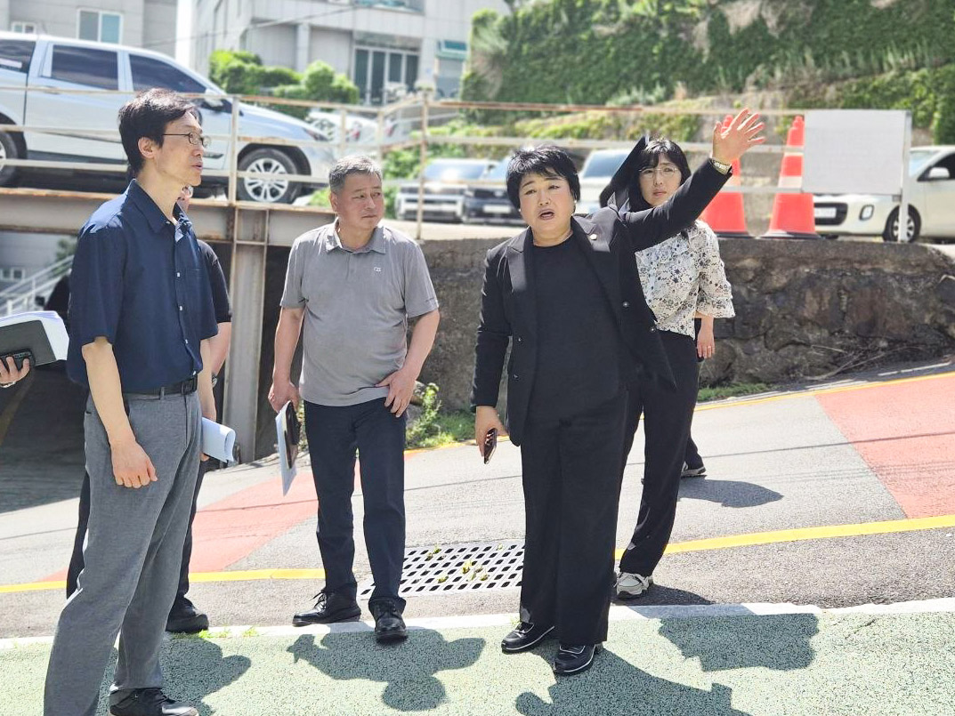 강혜순 교육위원장 중구 약사샘 주변 환경정비 사업 현장 점검2