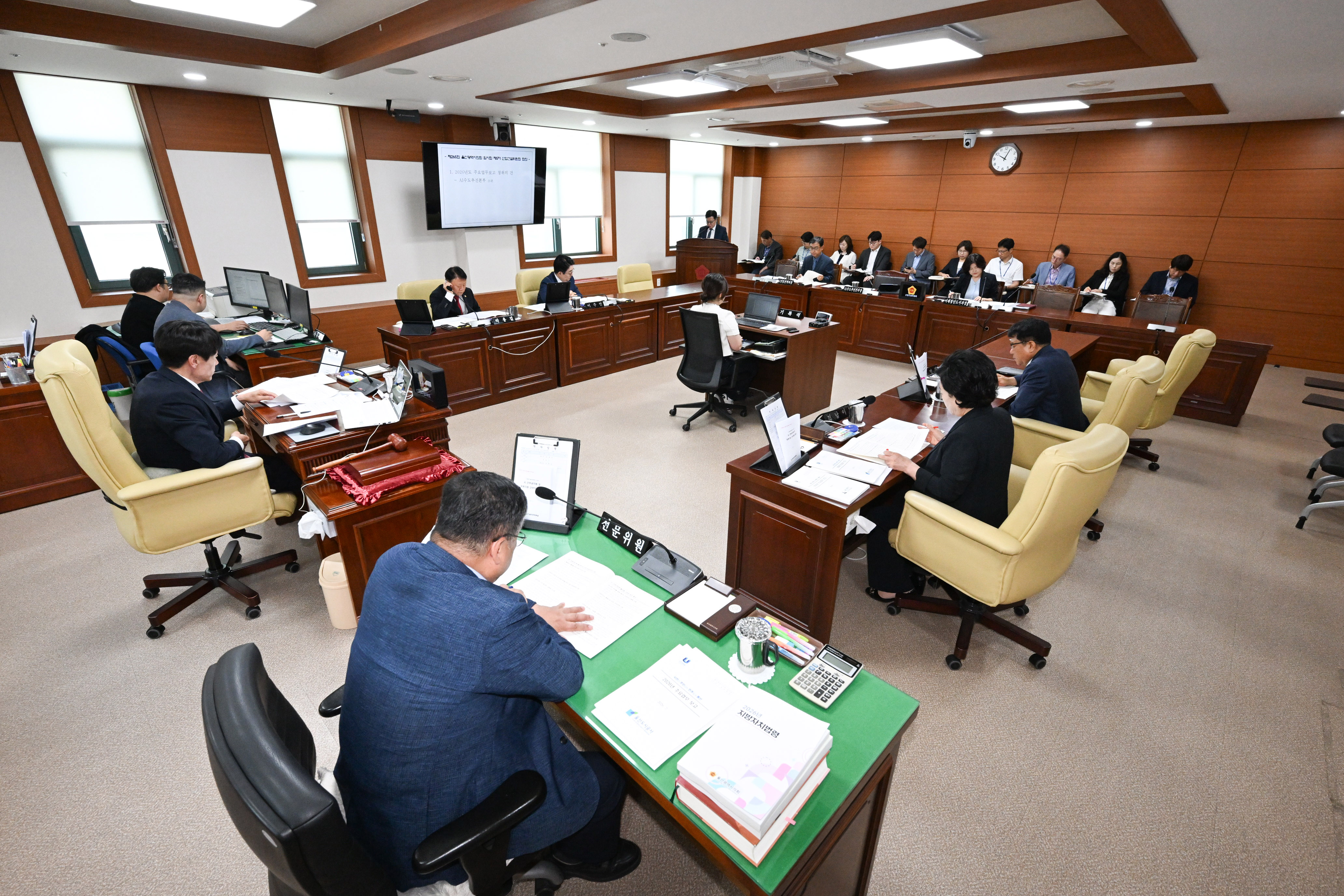 산업건설위원회, AI수도추진본부 2026년도 주요업무보고 청취의 건1