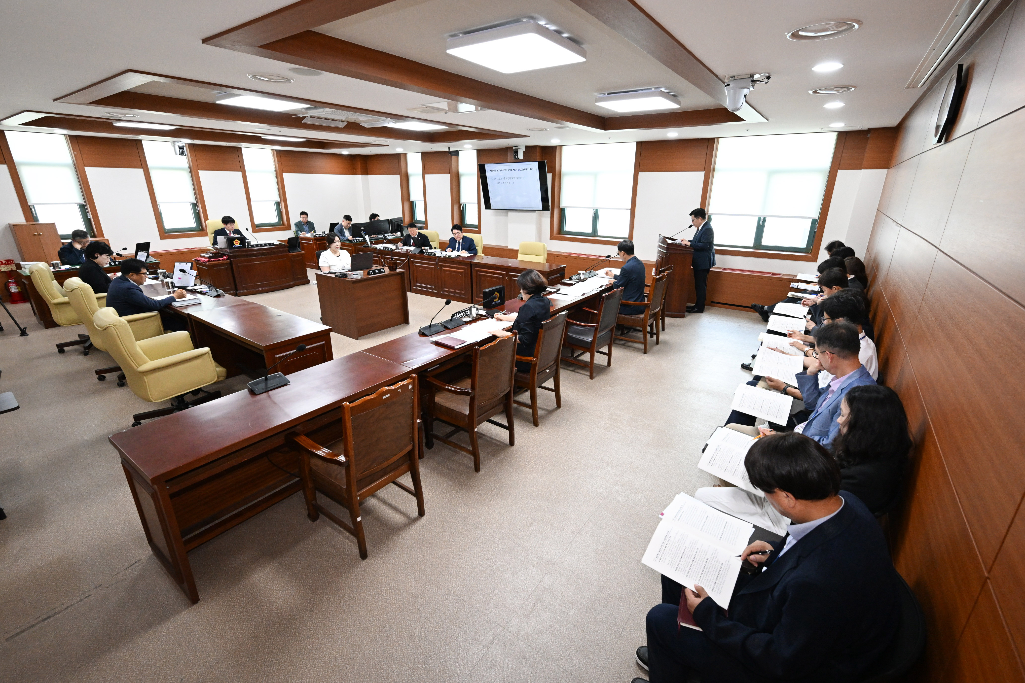 산업건설위원회, AI수도추진본부 2026년도 주요업무보고 청취의 건3