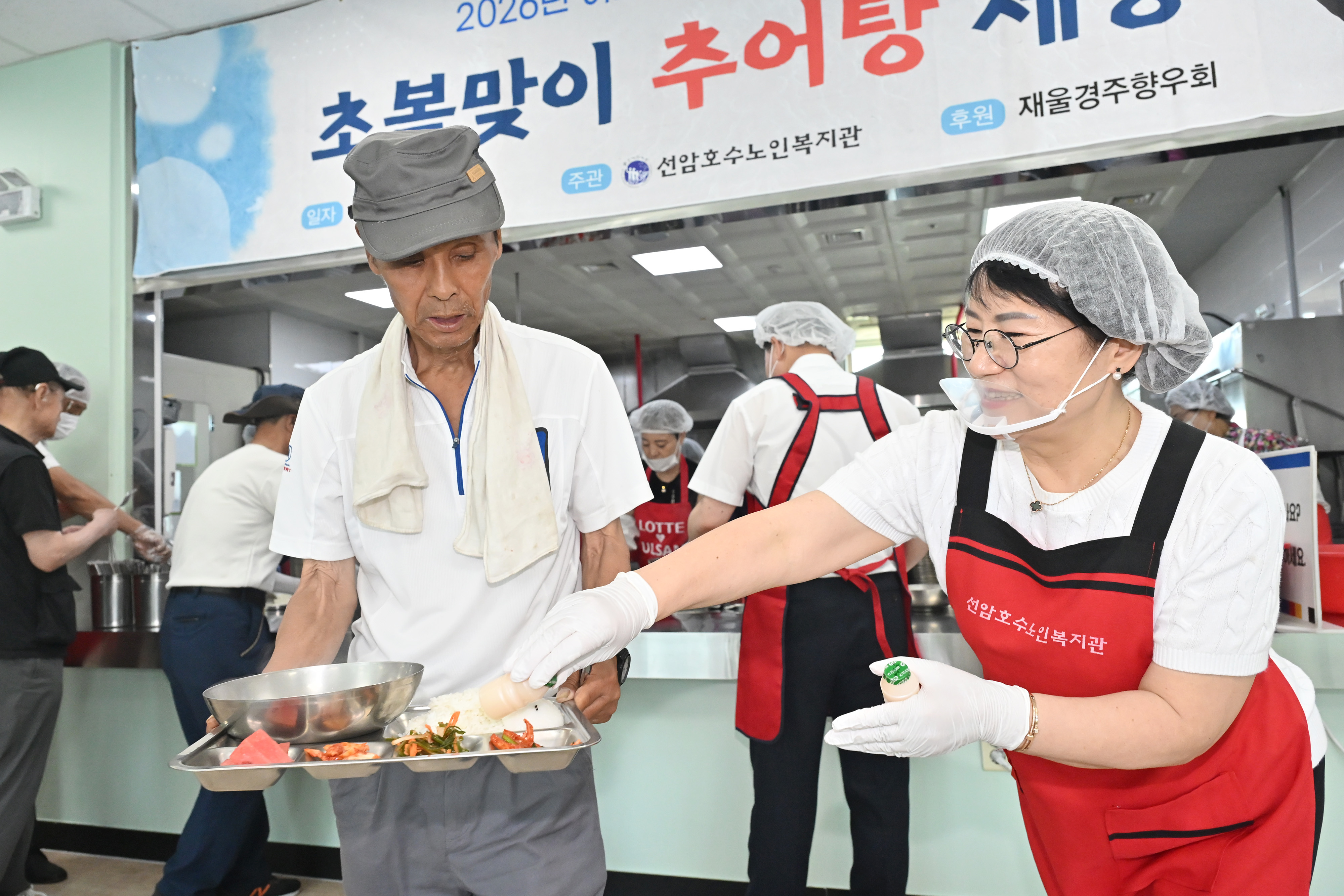 이영해 의장, 선암호수노인복지관 급식봉사 2