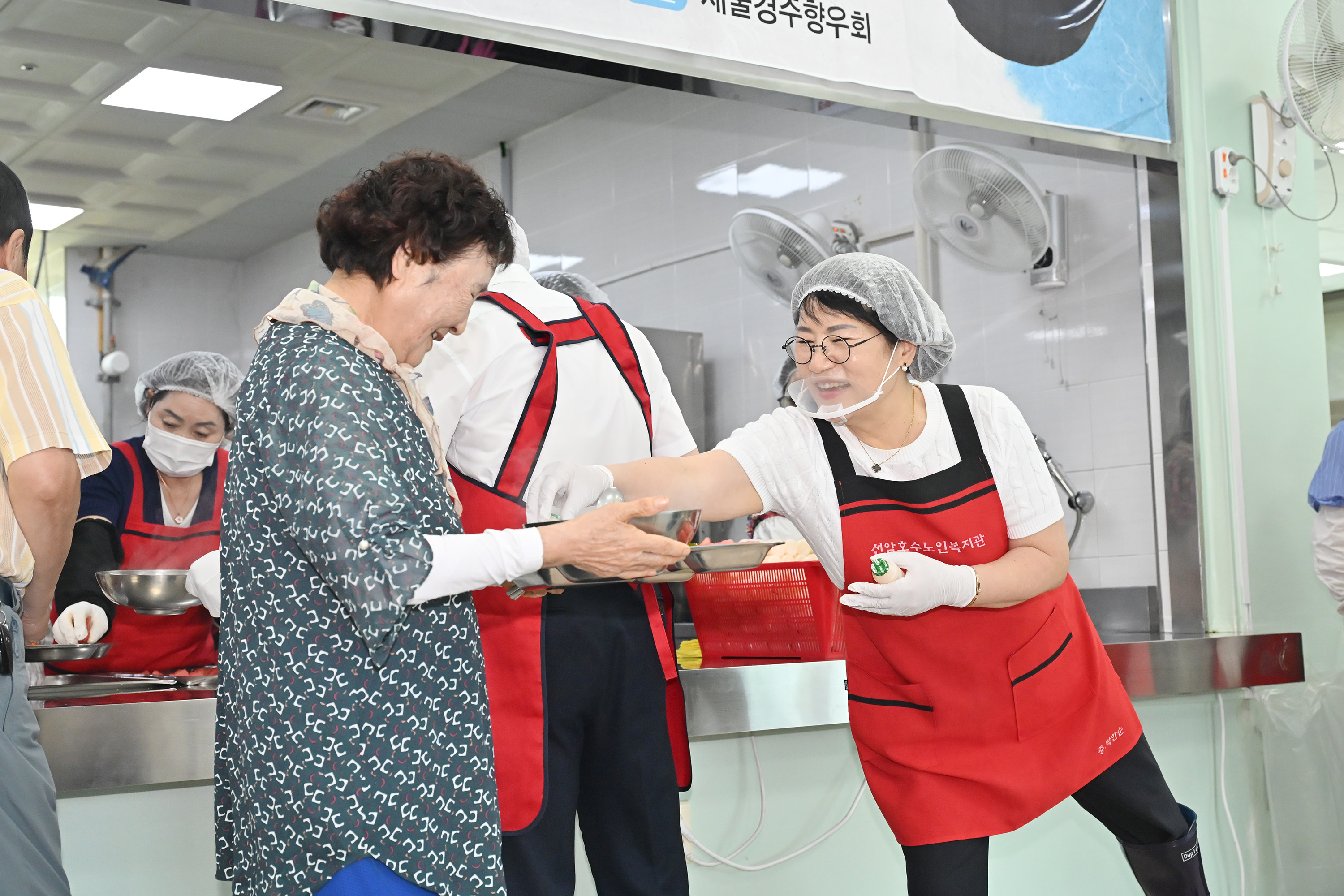 이영해 의장, 선암호수노인복지관 급식봉사 6
