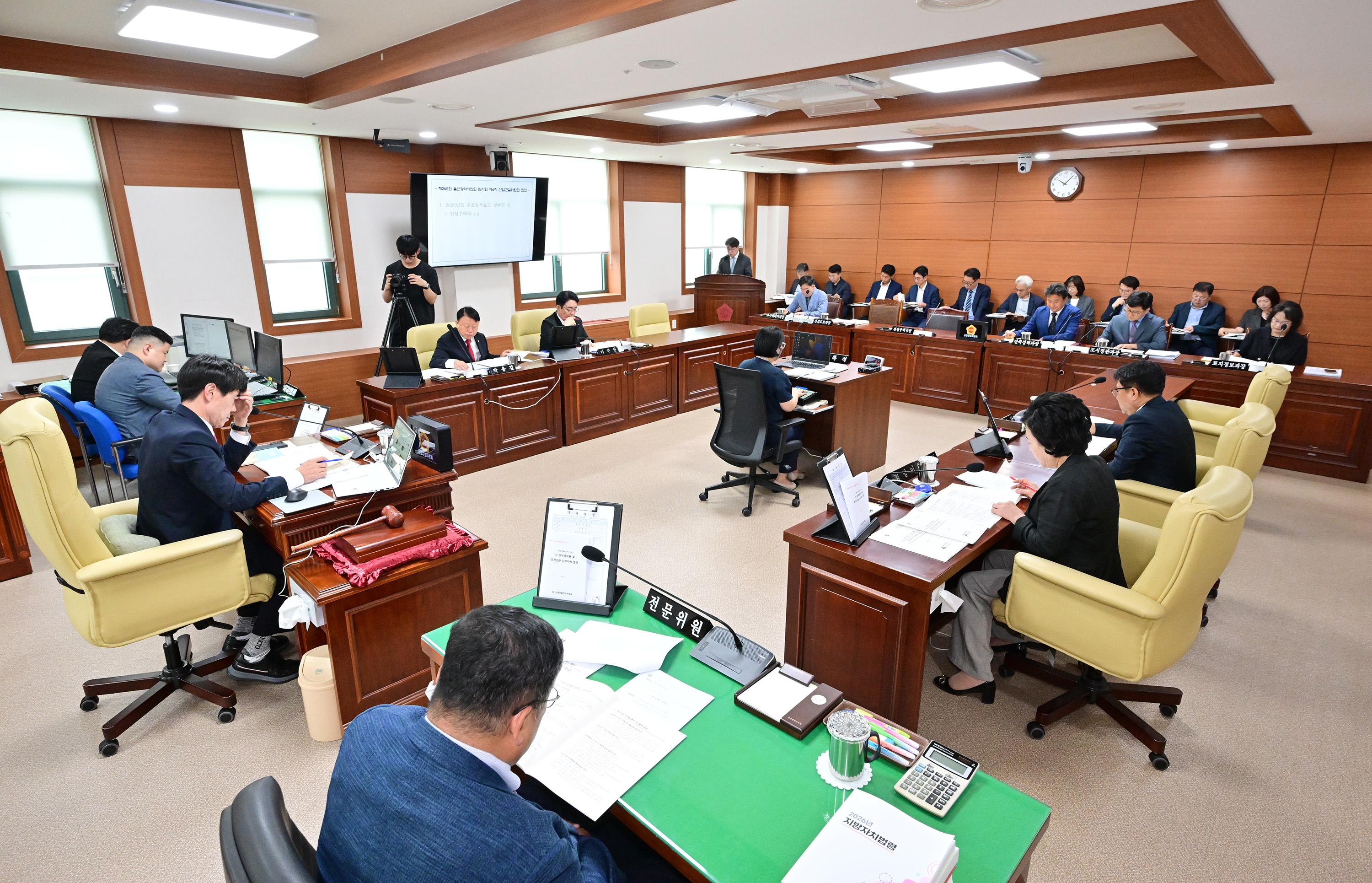 산업건설위원회, 건설주택국·종합건설본부 소관 2026년도 주요업무보고 청취1