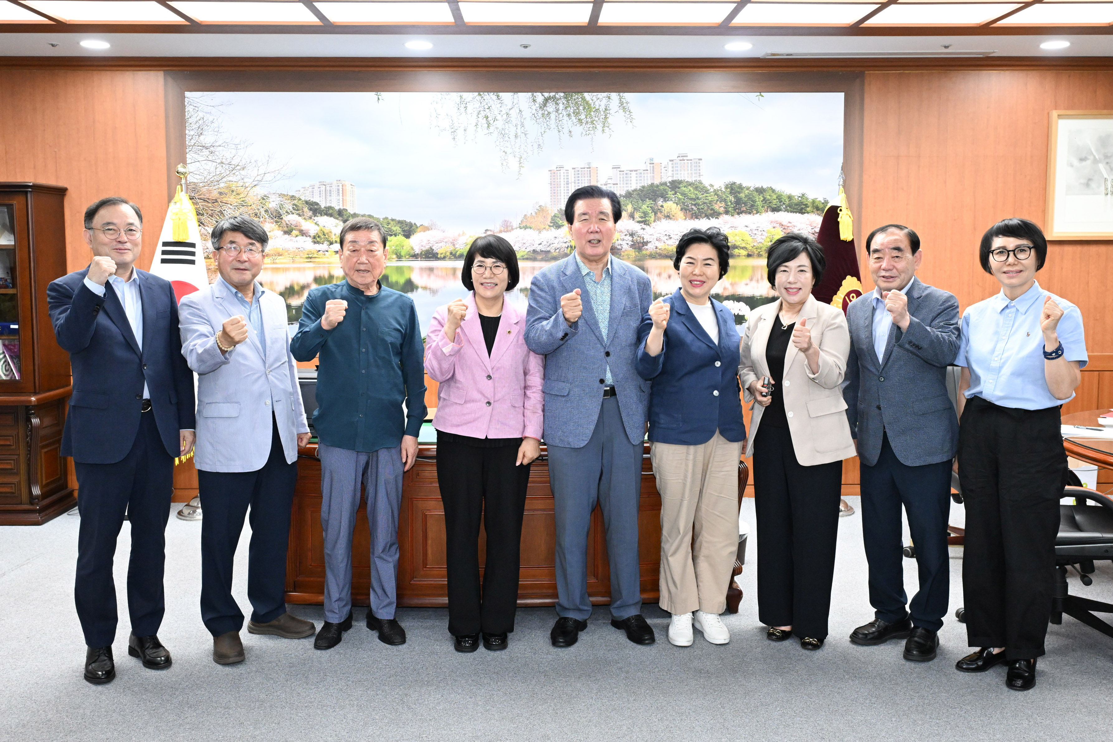 이영해 의장, 울산광역시 의정회 임원진들과 환담1