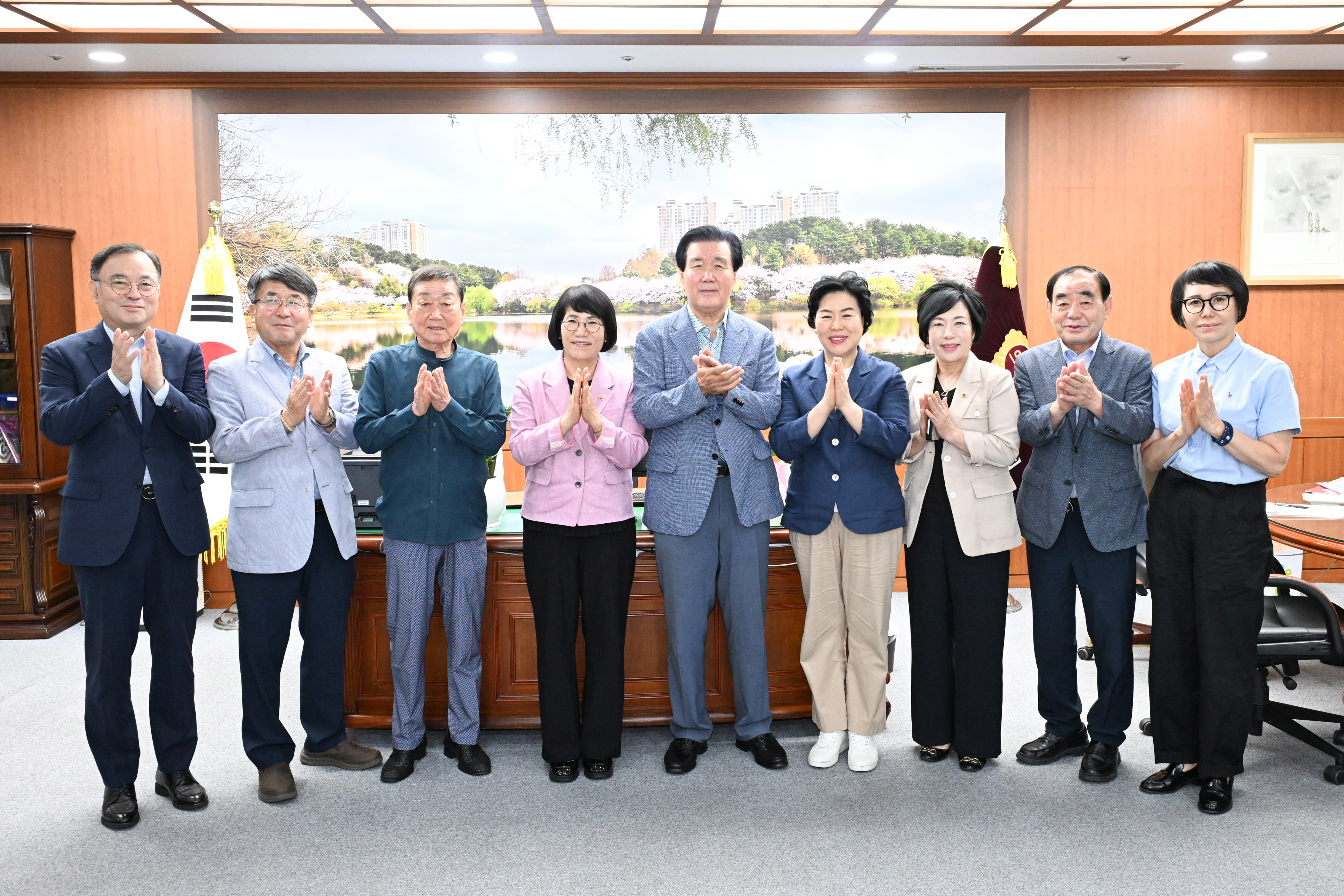 이영해 의장, 울산광역시 의정회 임원진들과 환담3
