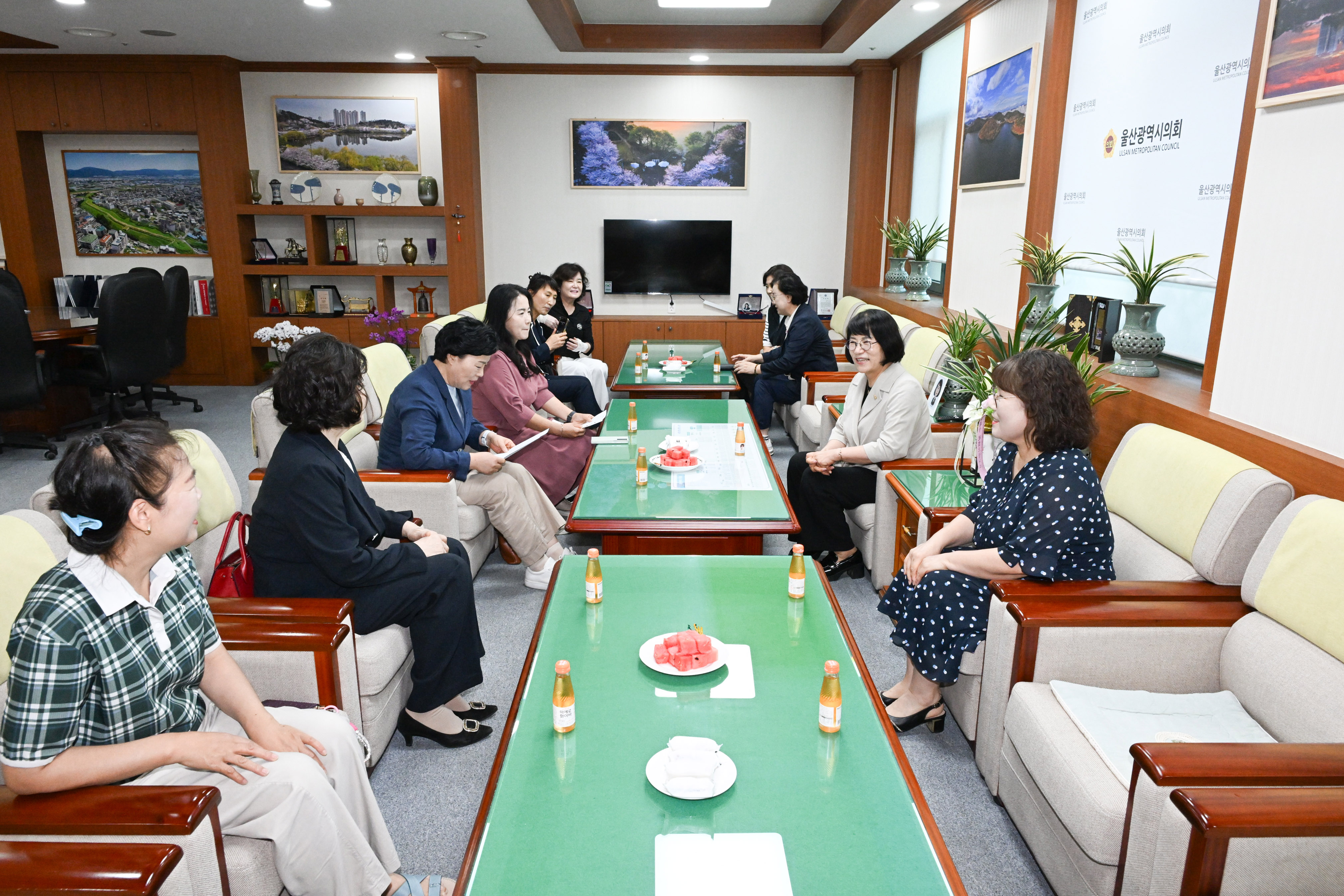 이영해 의장, 한국여성경제인협회 울산지회 임원진 환담2