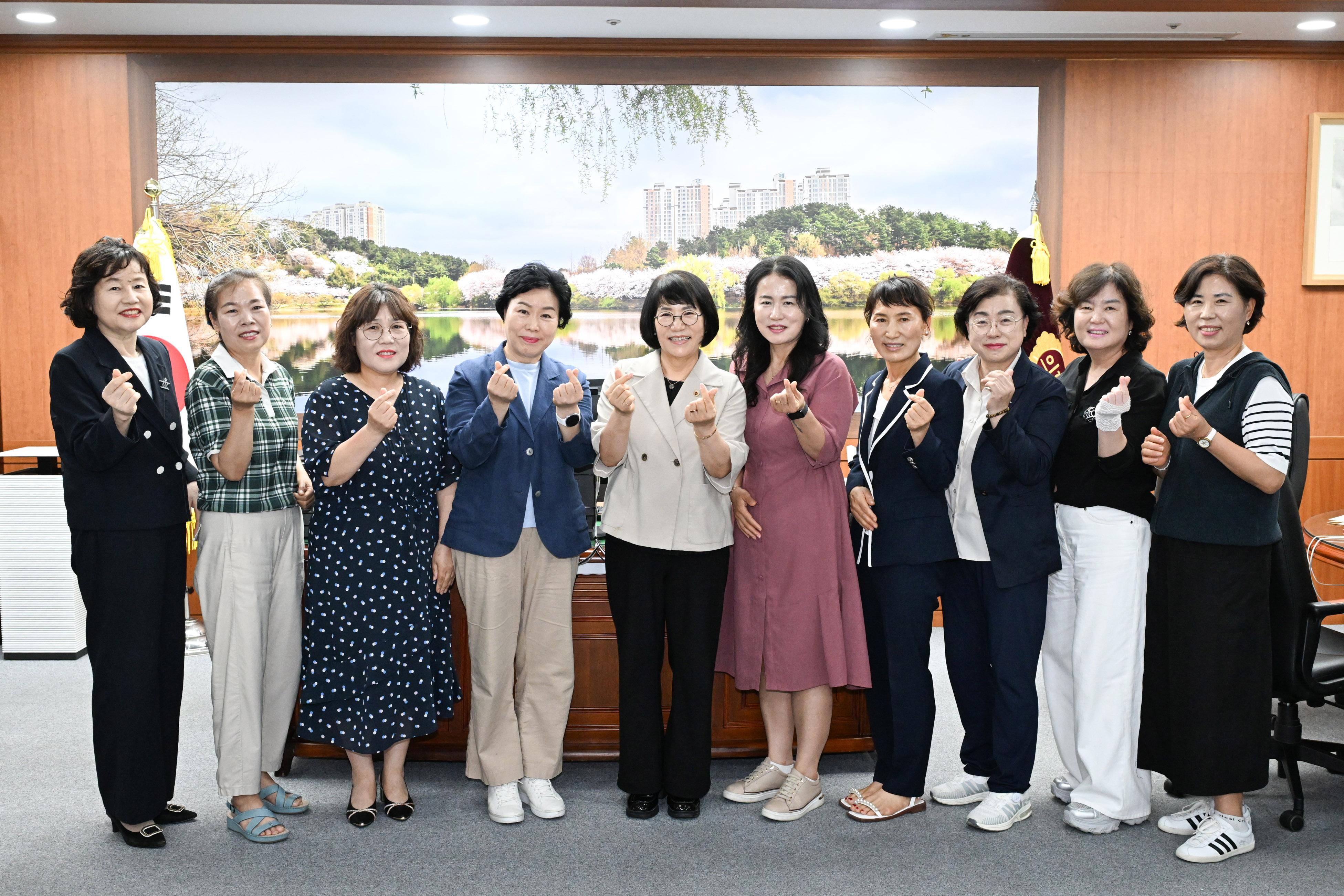 이영해 의장, 한국여성경제인협회 울산지회 임원진 환담3