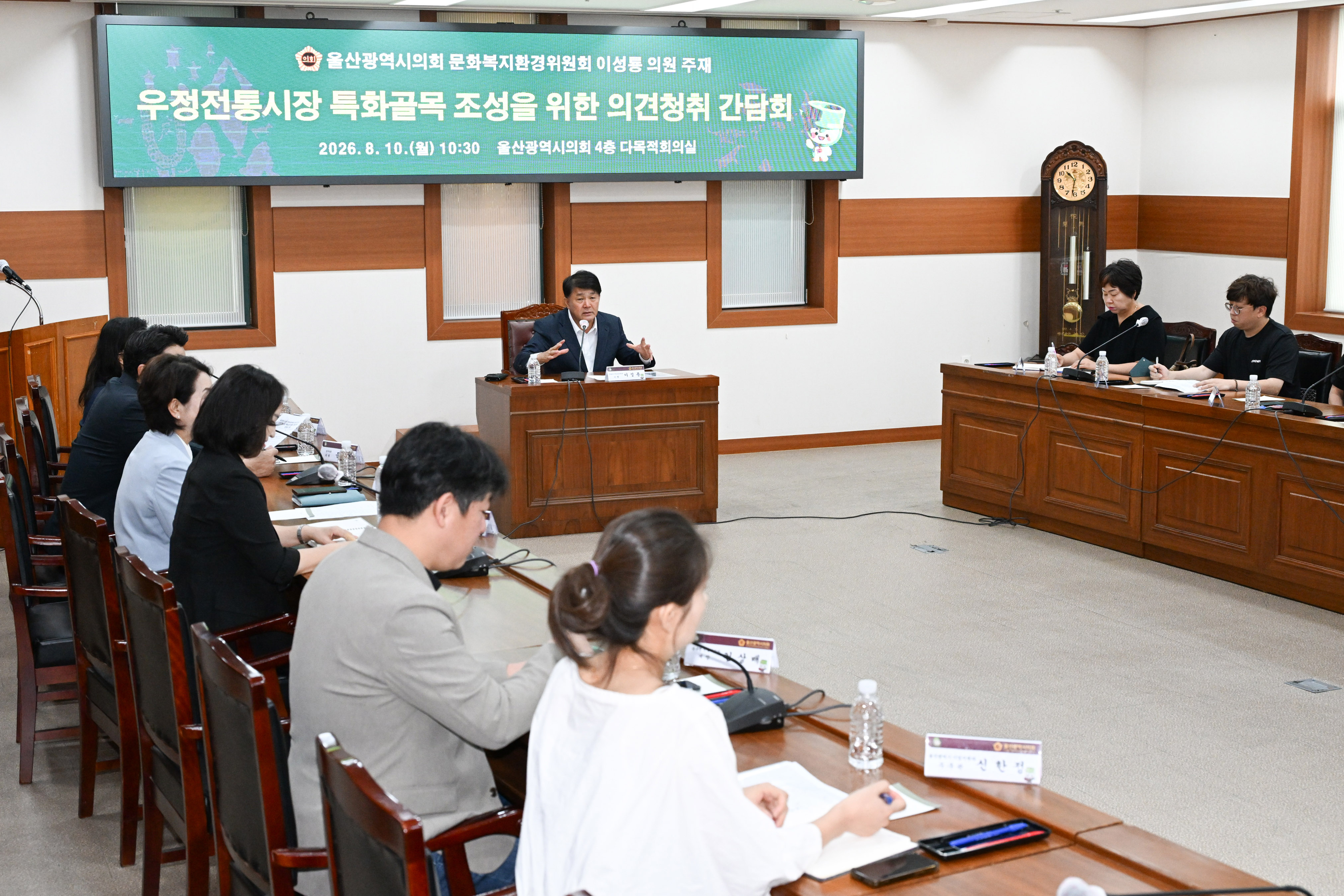 이성룡 의원, 우정전통시장 특화골목 조성 의견 청취3
