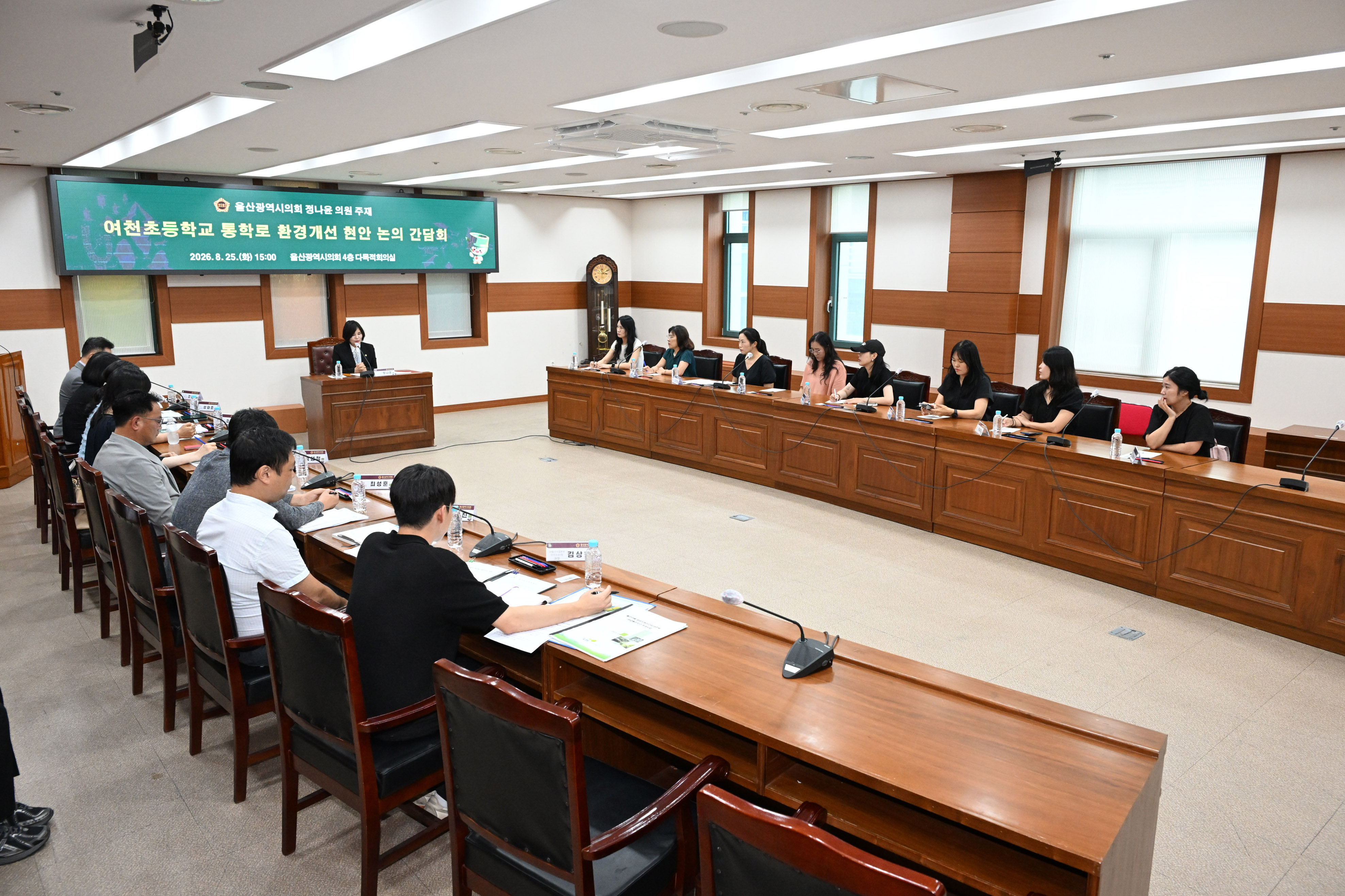 정나윤 의원, 여천초등학교 통학로 환경개선 현안 논의 간담회4
